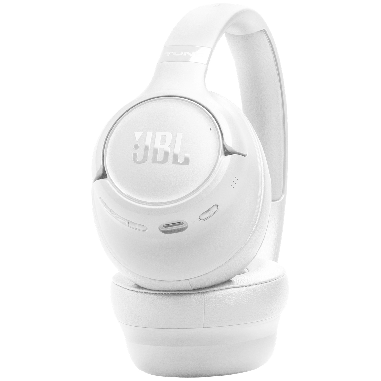 Witte JBL-koptelefoon op een witte achtergrond. Zichtbaar zijn de oorschelpen, de hoofdband en het JBL-logo.
