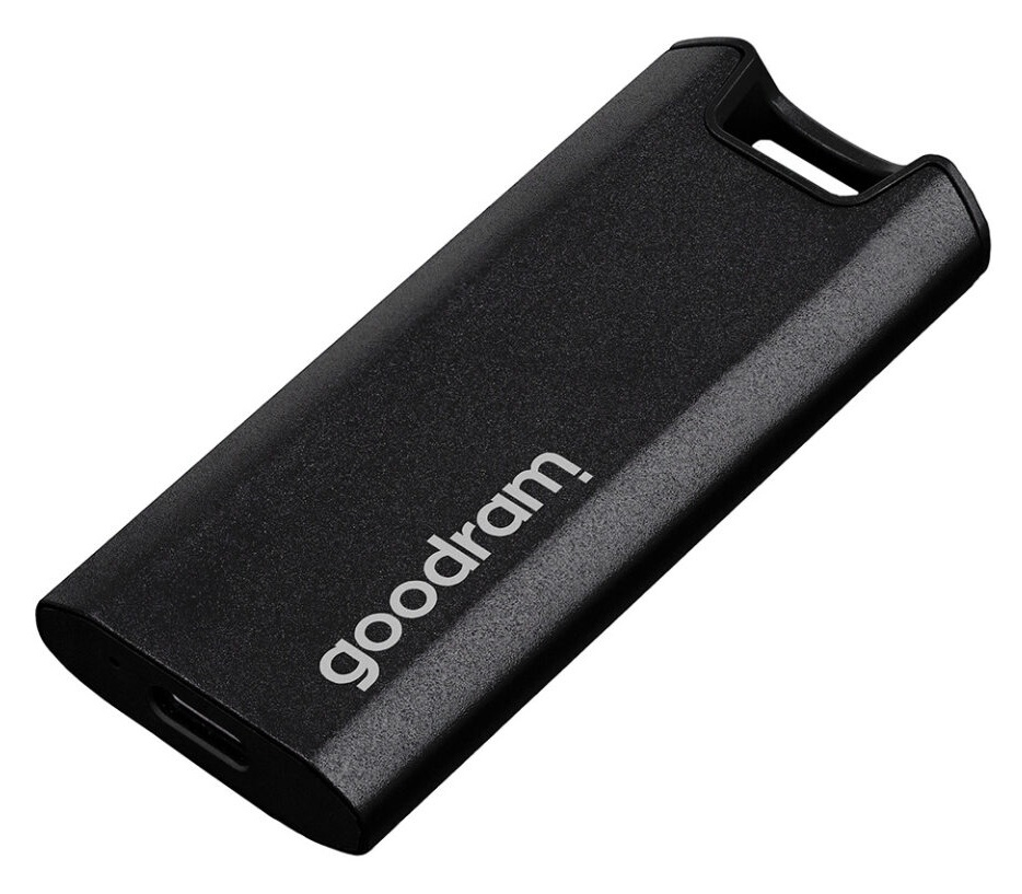Czarny pendrive Goodram. Ma prostokątny kształt z zaokrąglonymi rogami i pętlą u góry. Znajduje się na nim logo Goodram.