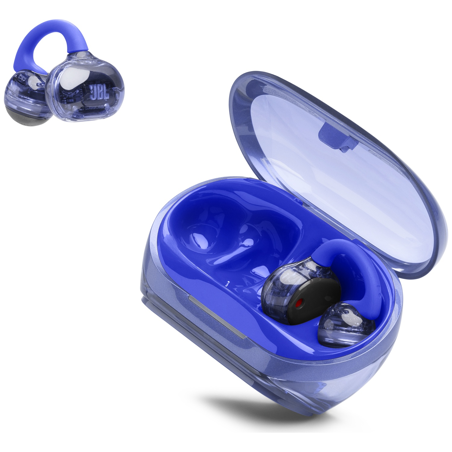 Écouteurs JBL bleus et transparents dans un étui de chargement bleu avec couvercle ouvert. Un écouteur est dehors.