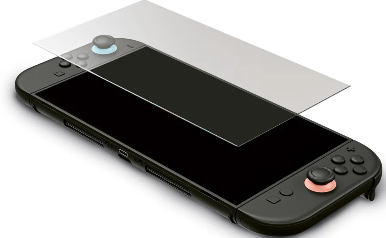 Eine schwarze Nintendo Switch-Konsole mit einer aufgetragenen Displayschutzfolie. Die Displayschutzfolie ist transparent.