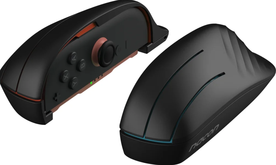 Zwei schwarze Gaming-Controller. Einer hat Knöpfe und einen Joystick, der andere ist ein Griff mit blauen Akzenten.