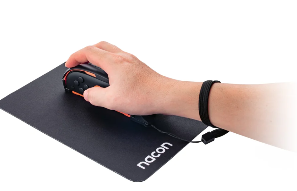 Eine Hand bedient eine schwarz-orange Maus auf einem schwarzen Mauspad. Das Mauspad hat ein Logo und das Handgelenk hat ein Armband.