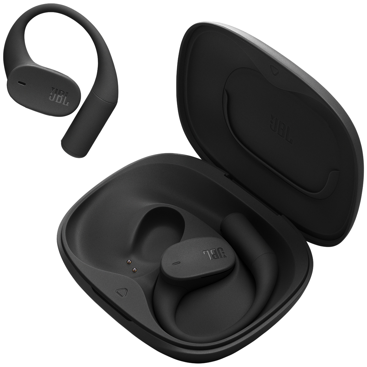Écouteurs sans fil JBL noirs, l'un détaché et l'autre à l'intérieur d'un étui ouvert. Les deux ont le logo JBL.
