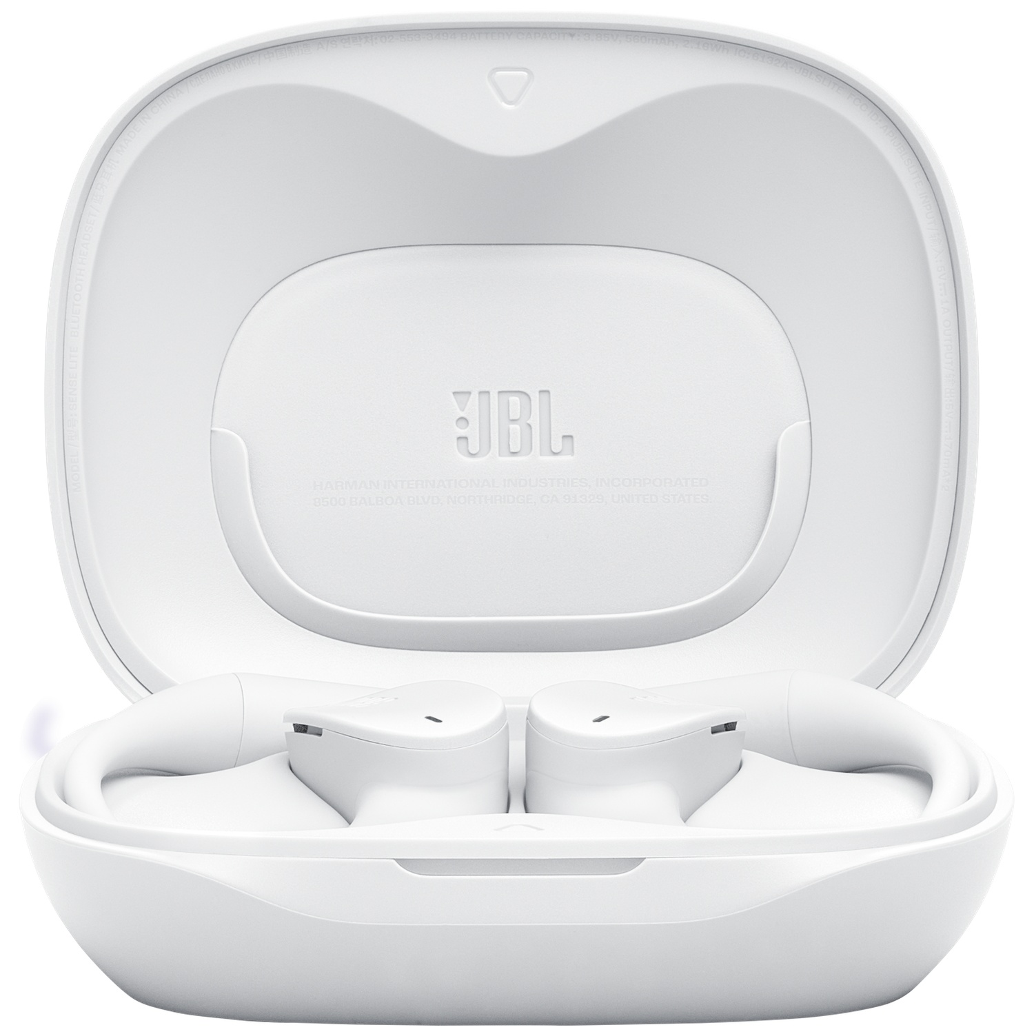 Un étui d'écouteurs JBL blanc est ouvert, révélant deux écouteurs blancs. Le logo JBL est visible à l'intérieur de l'étui. Le fond est blanc.