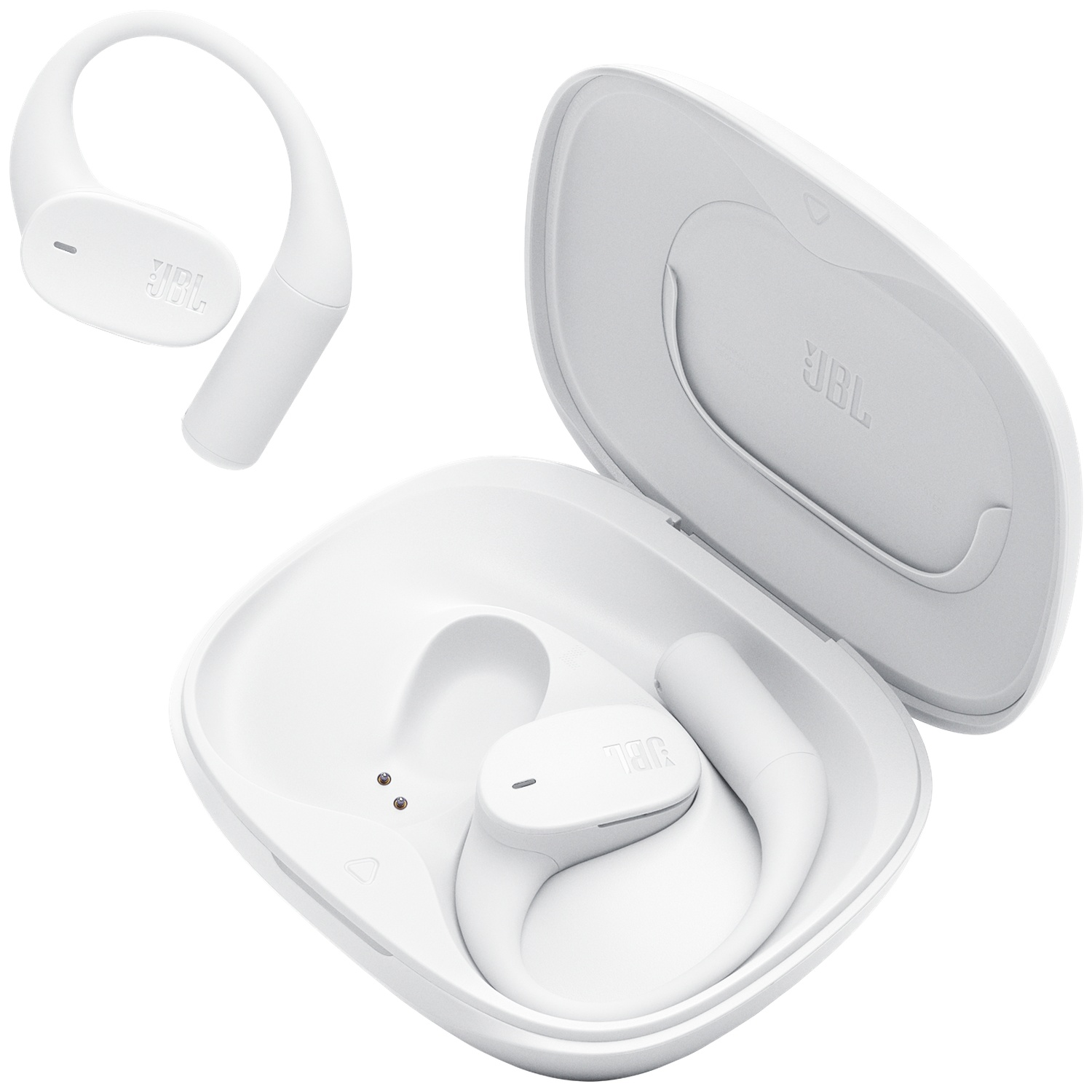 Écouteurs sans fil JBL blancs et étui de chargement. Un écouteur en dehors de l'étui. Étui ouvert, un écouteur à l'intérieur, avec le logo JBL.