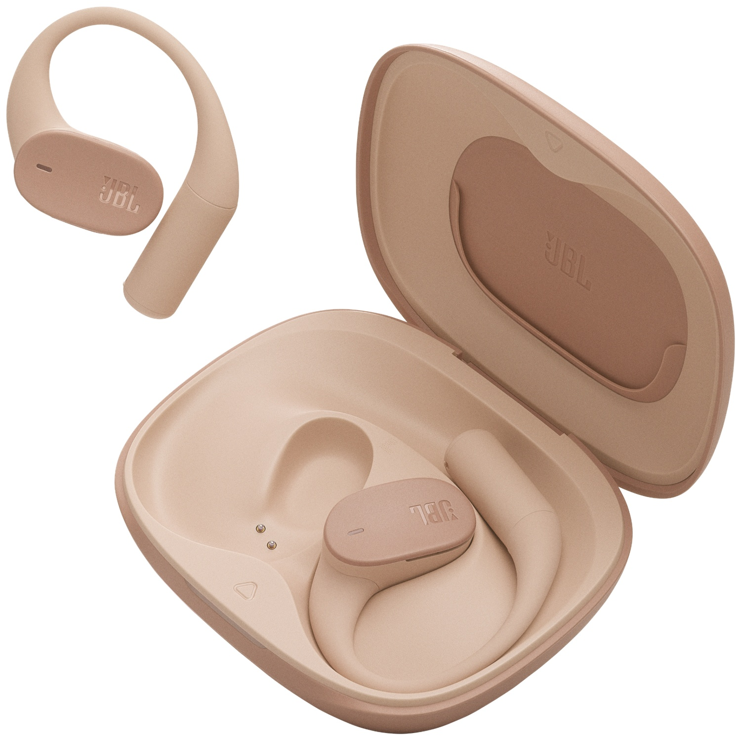 Écouteurs JBL et étui de chargement beiges sur fond blanc. L'étui est ouvert, révélant un écouteur à l'intérieur.