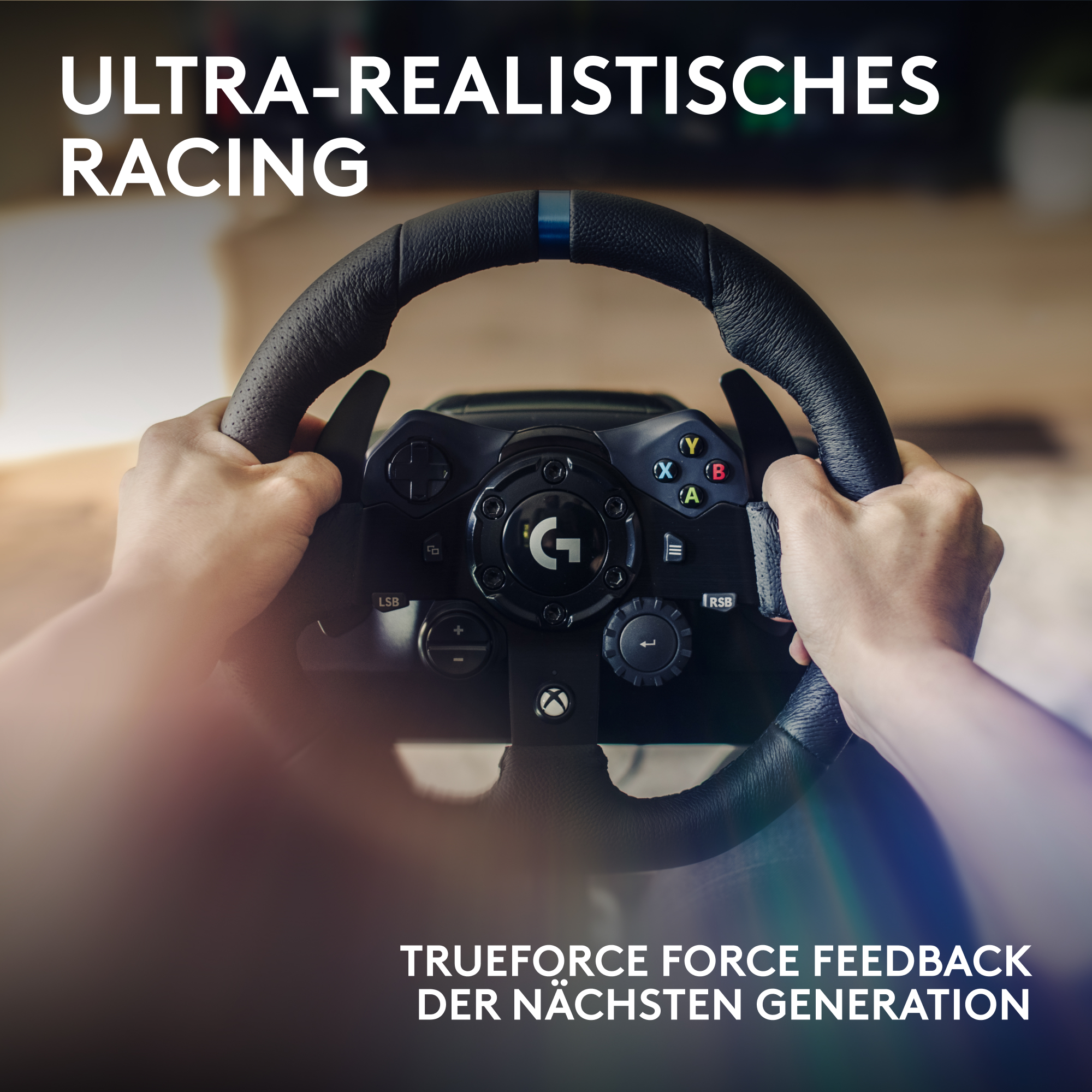 Hände halten ein Rennlenkrad mit Knöpfen und Paddles. Text sagt 'Ultra-Realistisches Racing' und 'Trueforce Force Feedback'.