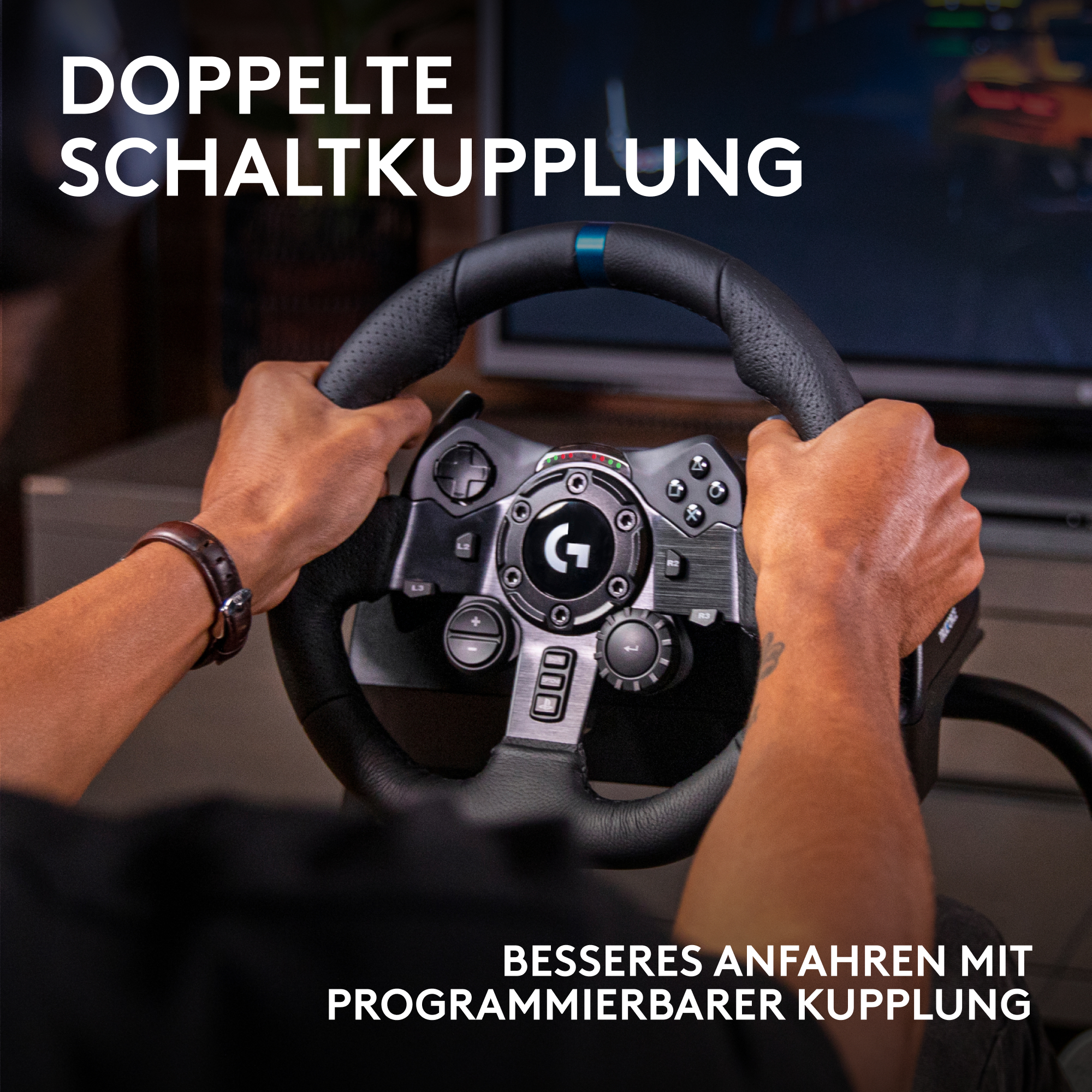 Hände halten ein Lenkrad, mit Text: DOPPELTE SCHALTKUPPLUNG, BESSERES ANFAHREN MIT PROGRAMMIERBARER KUPPLUNG.