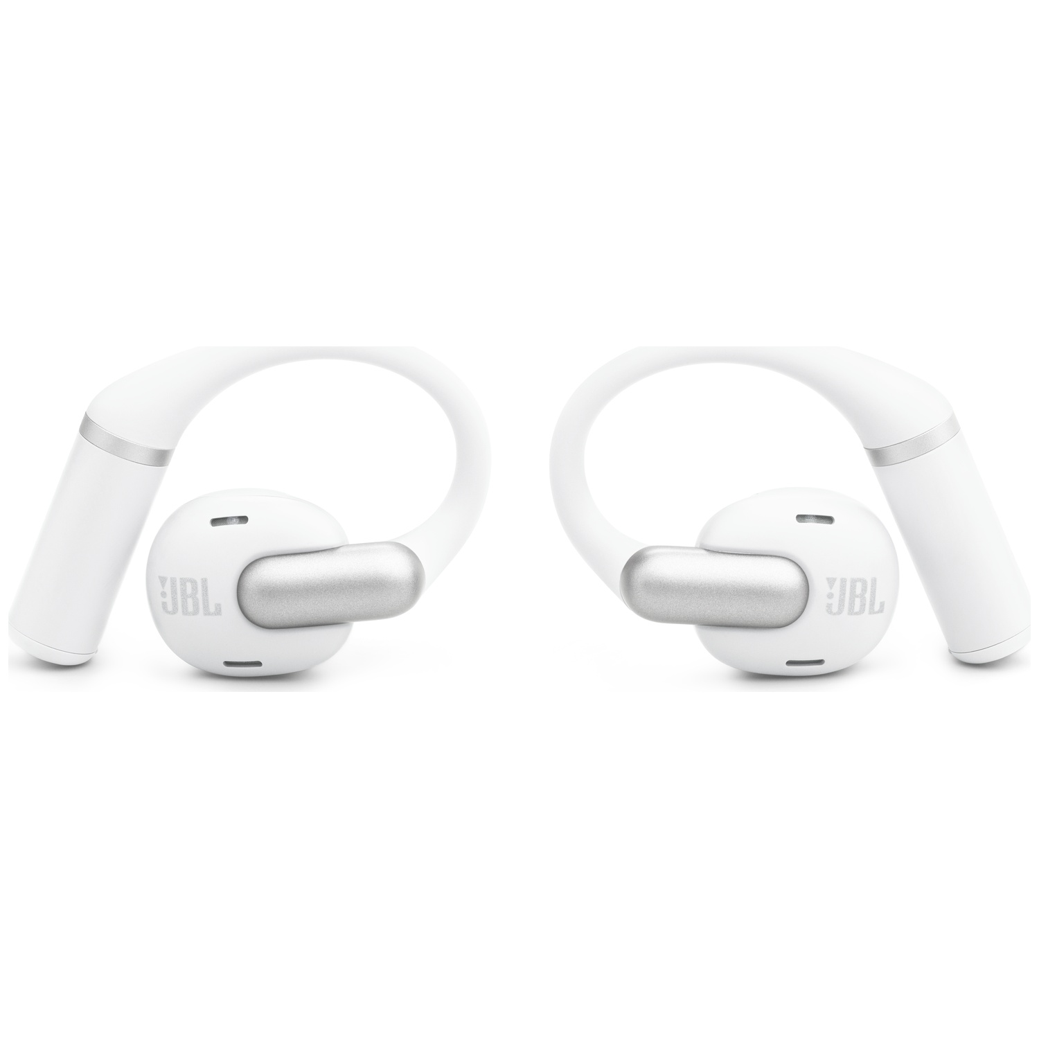 Deux écouteurs JBL blancs. Les écouteurs sont argentés et portent le logo JBL. Ils ont un design incurvé sur l'oreille.