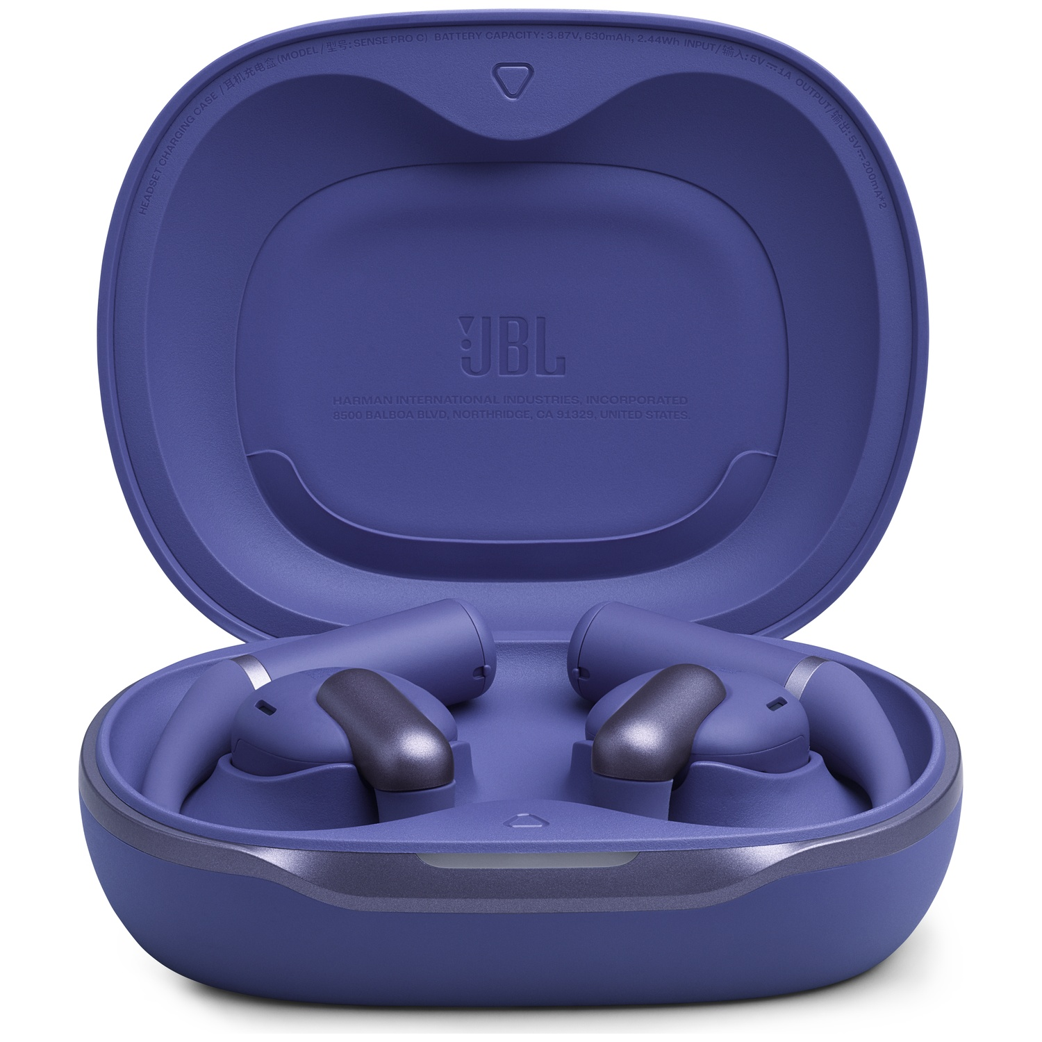 Écouteurs JBL violets dans un étui de chargement ouvert. L'étui est ouvert, révélant deux écouteurs. Le fond est blanc.