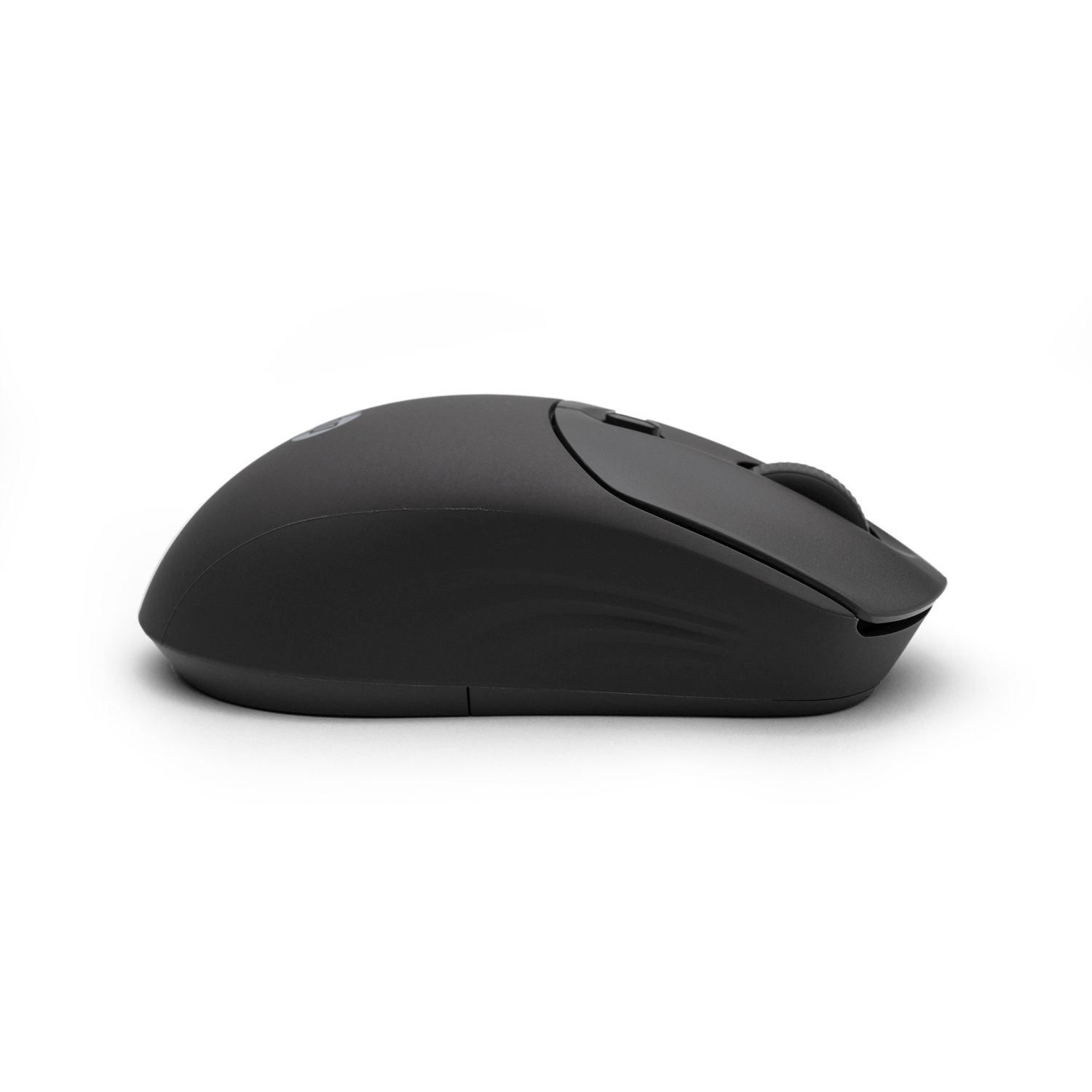 Un ratón de ordenador negro aislado sobre fondo blanco. El ratón tiene una rueda de desplazamiento y un diseño ergonómico curvo.