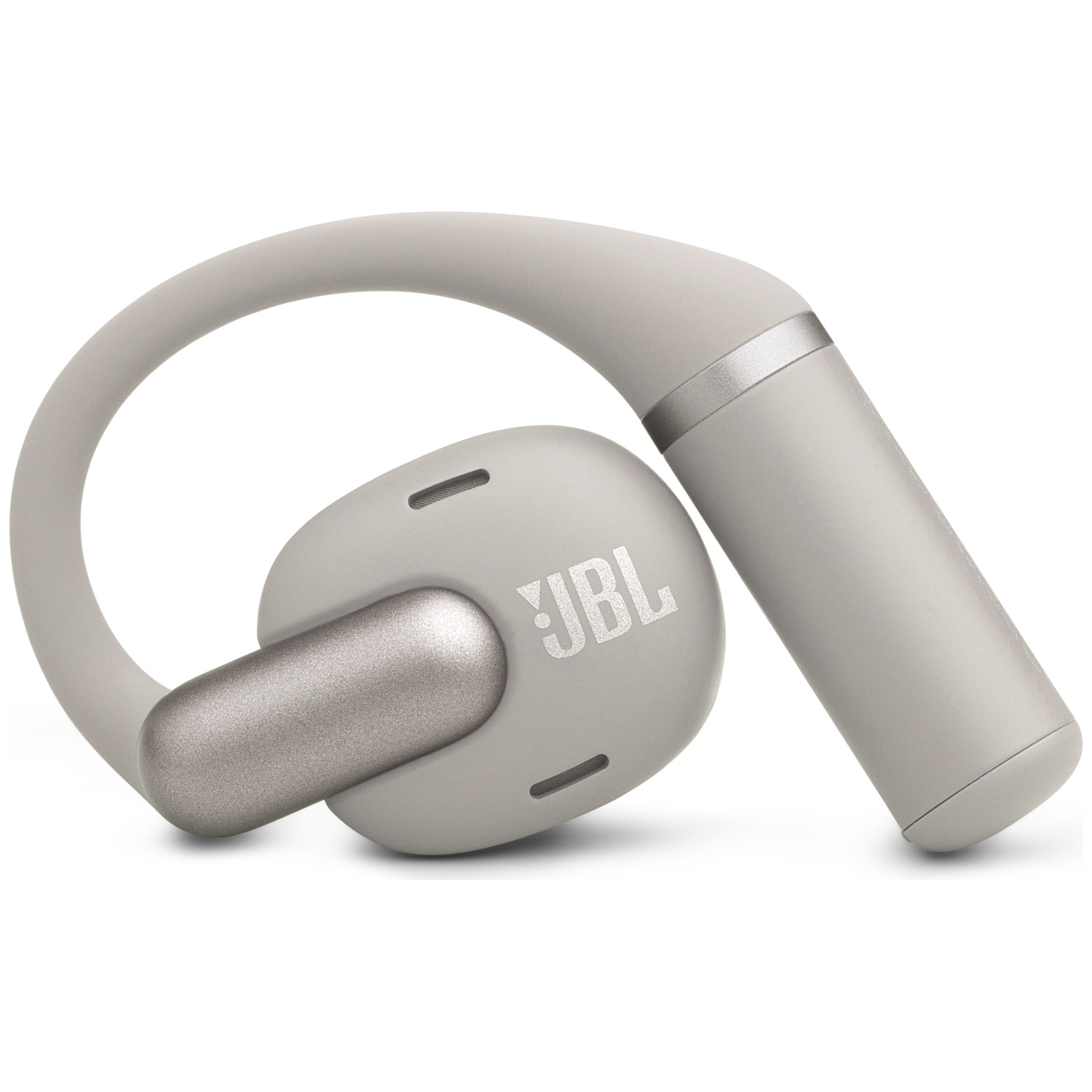 Een lichtgrijze JBL-oordop met een gebogen oorhaak. De oordop heeft een metallic zilverkleurige accent en het JBL-logo is zichtbaar.