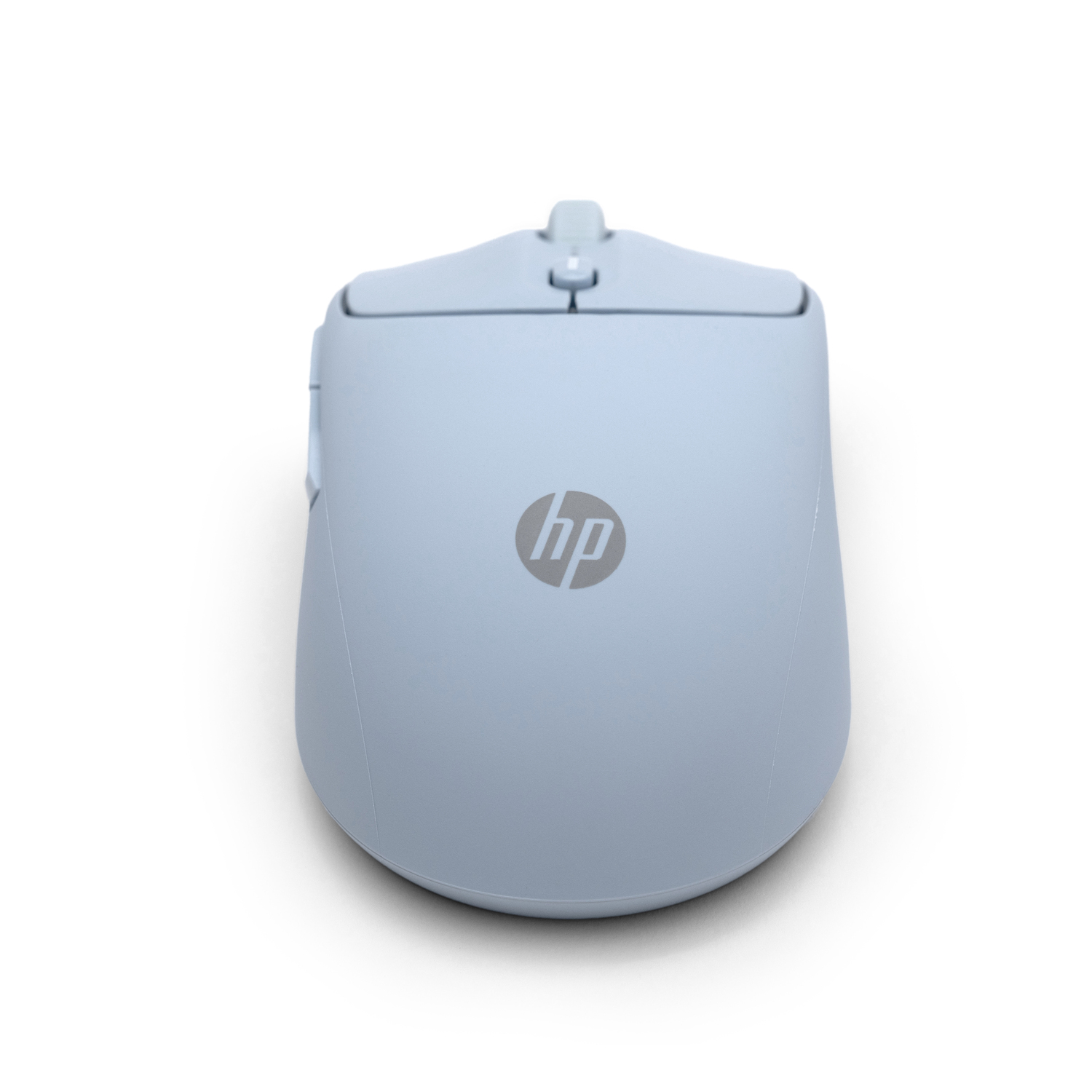 Un ratón inalámbrico HP azul claro sobre una superficie blanca. El ratón tiene el logotipo de HP y una rueda de desplazamiento.