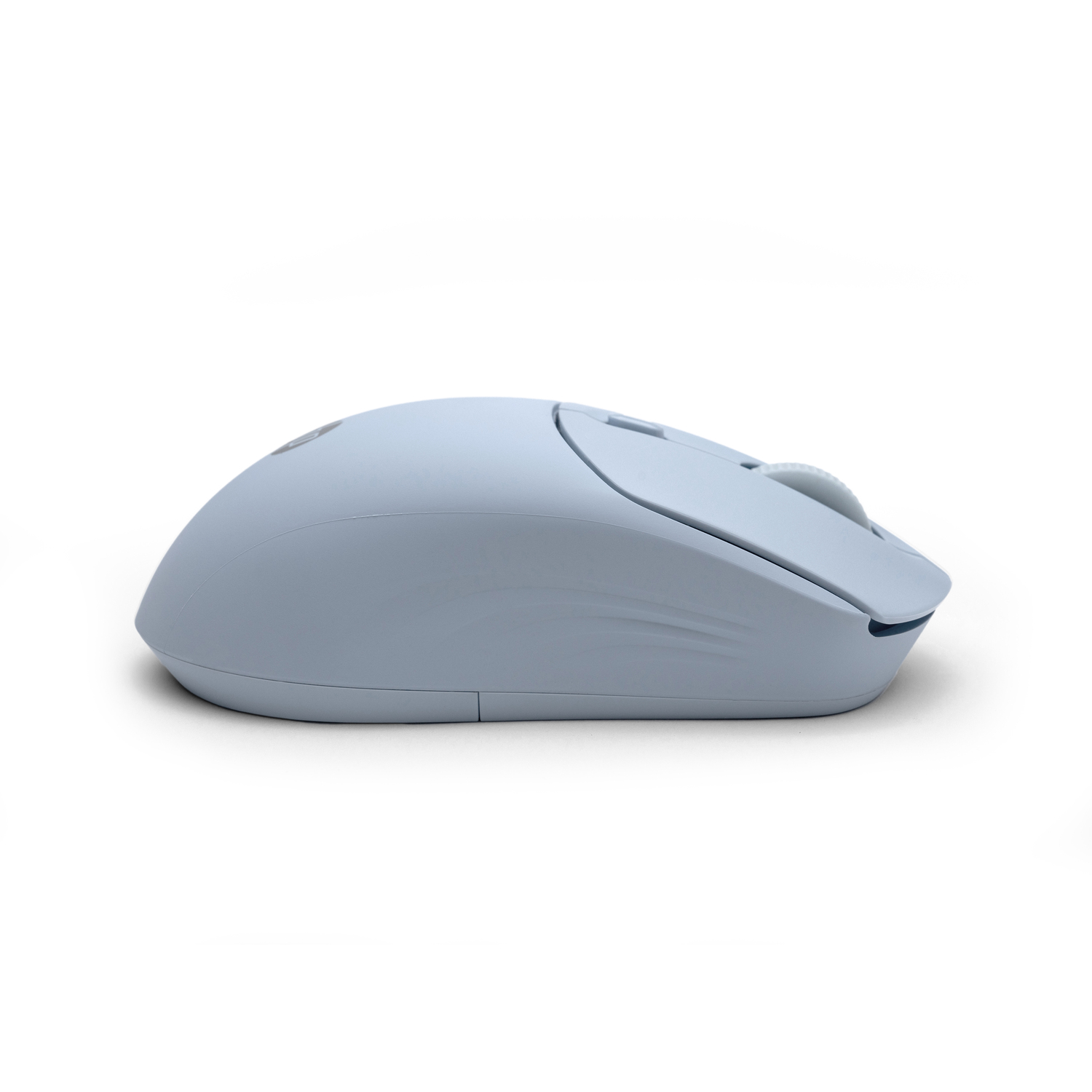 Un ratón de computadora azul claro con una rueda de desplazamiento. El ratón está sobre un fondo blanco.