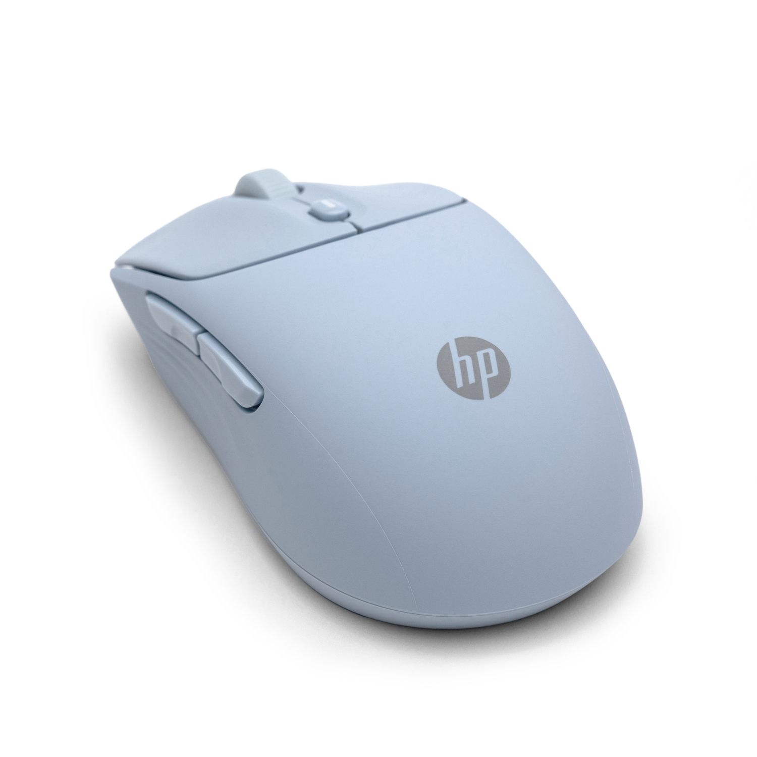 Un ratón inalámbrico HP azul claro sobre fondo blanco. Tiene un logotipo y botones.