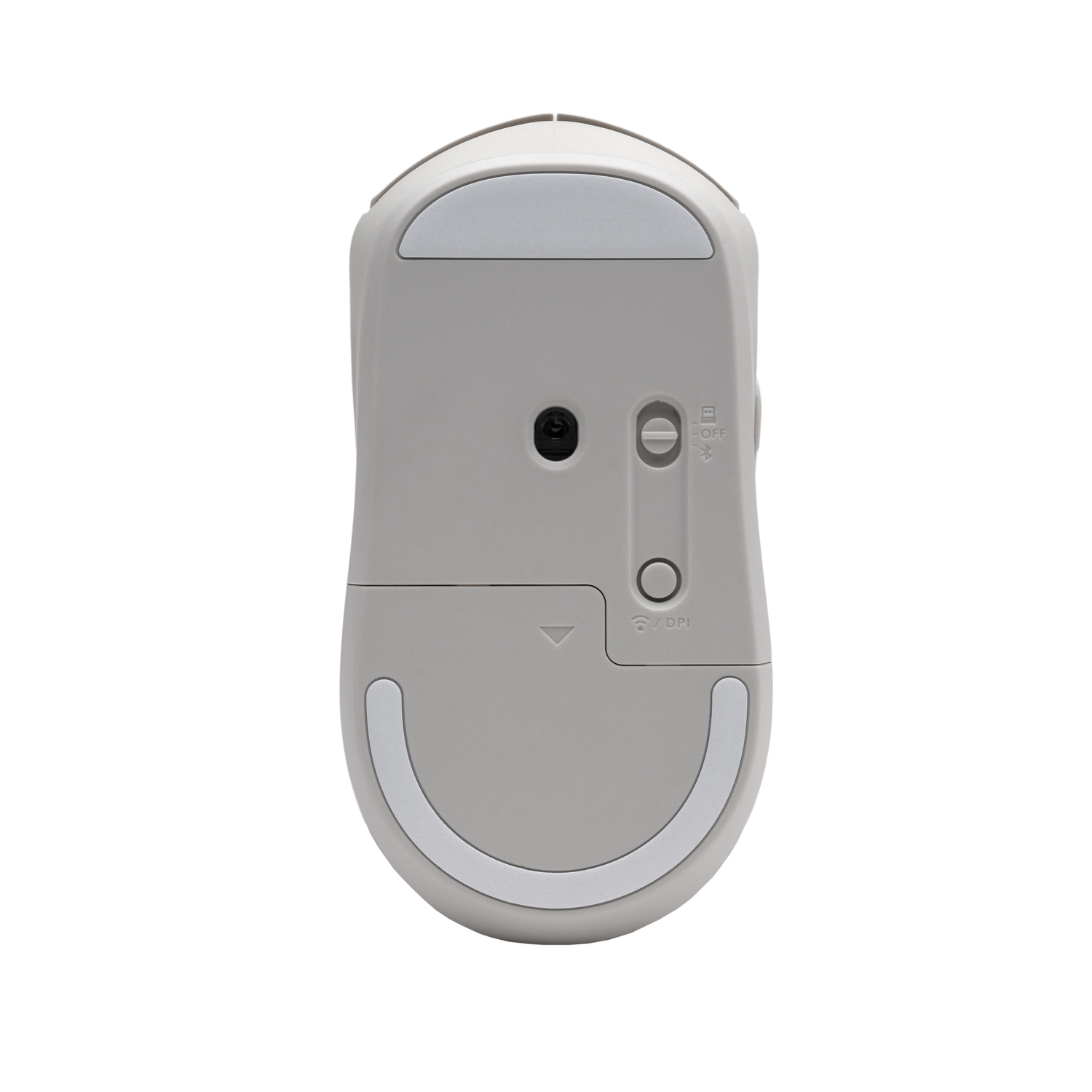 Un ratón de ordenador gris claro, vista inferior, con un interruptor de encendido, un botón DPI y un sensor. El ratón tiene una base blanca.