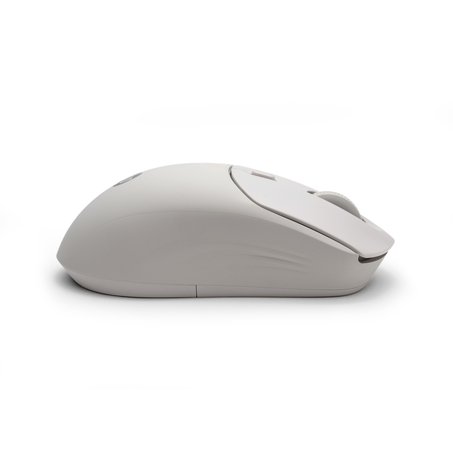 Un ratón de ordenador blanco sobre un fondo blanco. Tiene una rueda de desplazamiento y dos botones. El diseño es elegante y moderno.