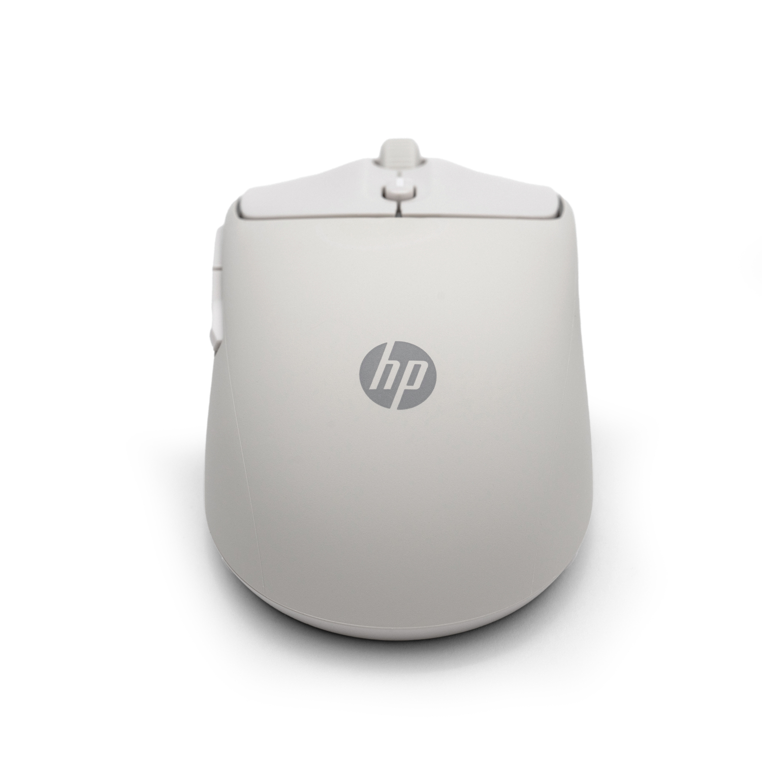 Un ratón inalámbrico HP blanco. El logotipo de HP es visible en el ratón. El fondo es blanco.