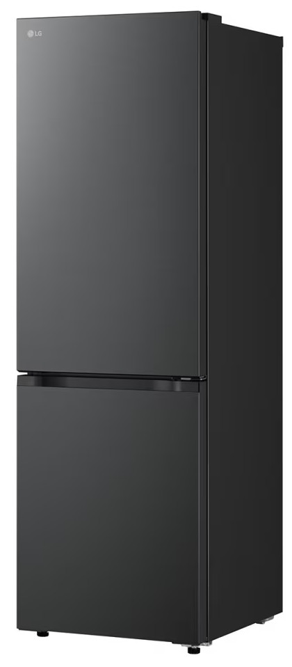 Czarna lodówka LG, w stylu dwudrzwiowym. Na górnych drzwiach logo LG. Dolne drzwi to solidny panel. Stoi na białym tle.