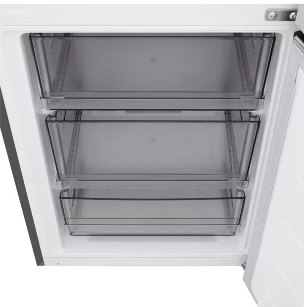 Otwarta zamrażarka z trzema przezroczystymi szufladami. Białe wnętrze i rama drzwi, szare szuflady.