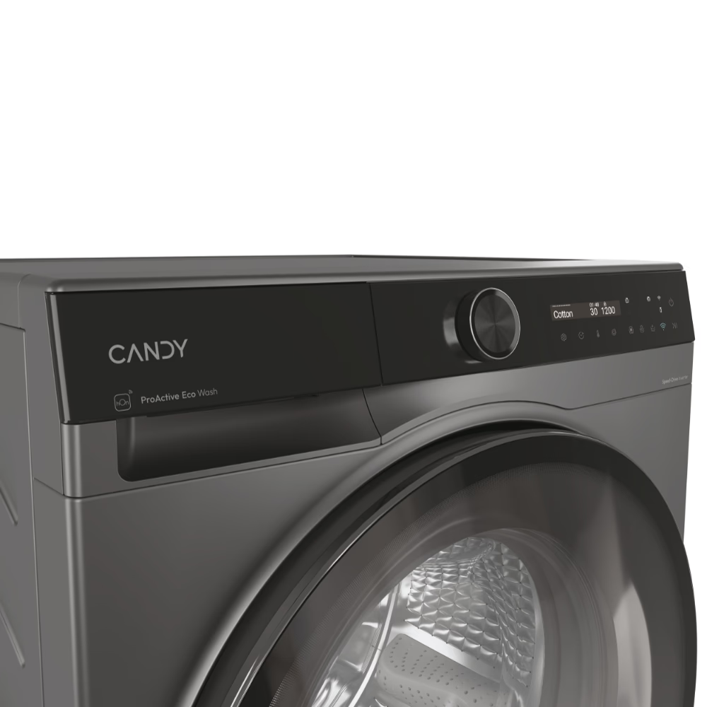 Egy sötétszürke Candy mosógép. A vezérlőpanelen olyan beállítások láthatók, mint a 'Cotton', '30' és '1200'. Az ajtó kissé nyitva van.