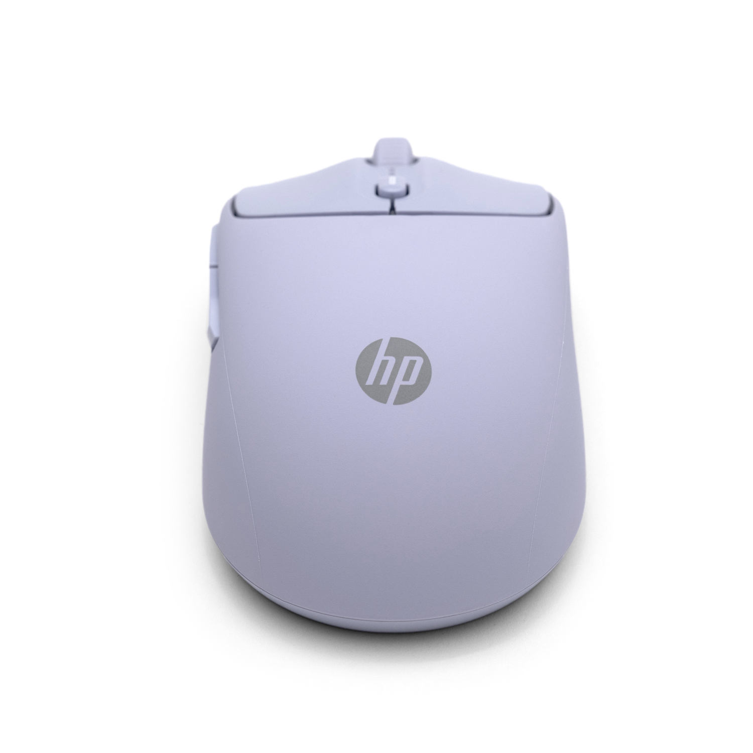 Un ratón inalámbrico HP de color lila claro sobre fondo blanco. El logotipo de HP es visible. El ratón tiene un diseño estándar.