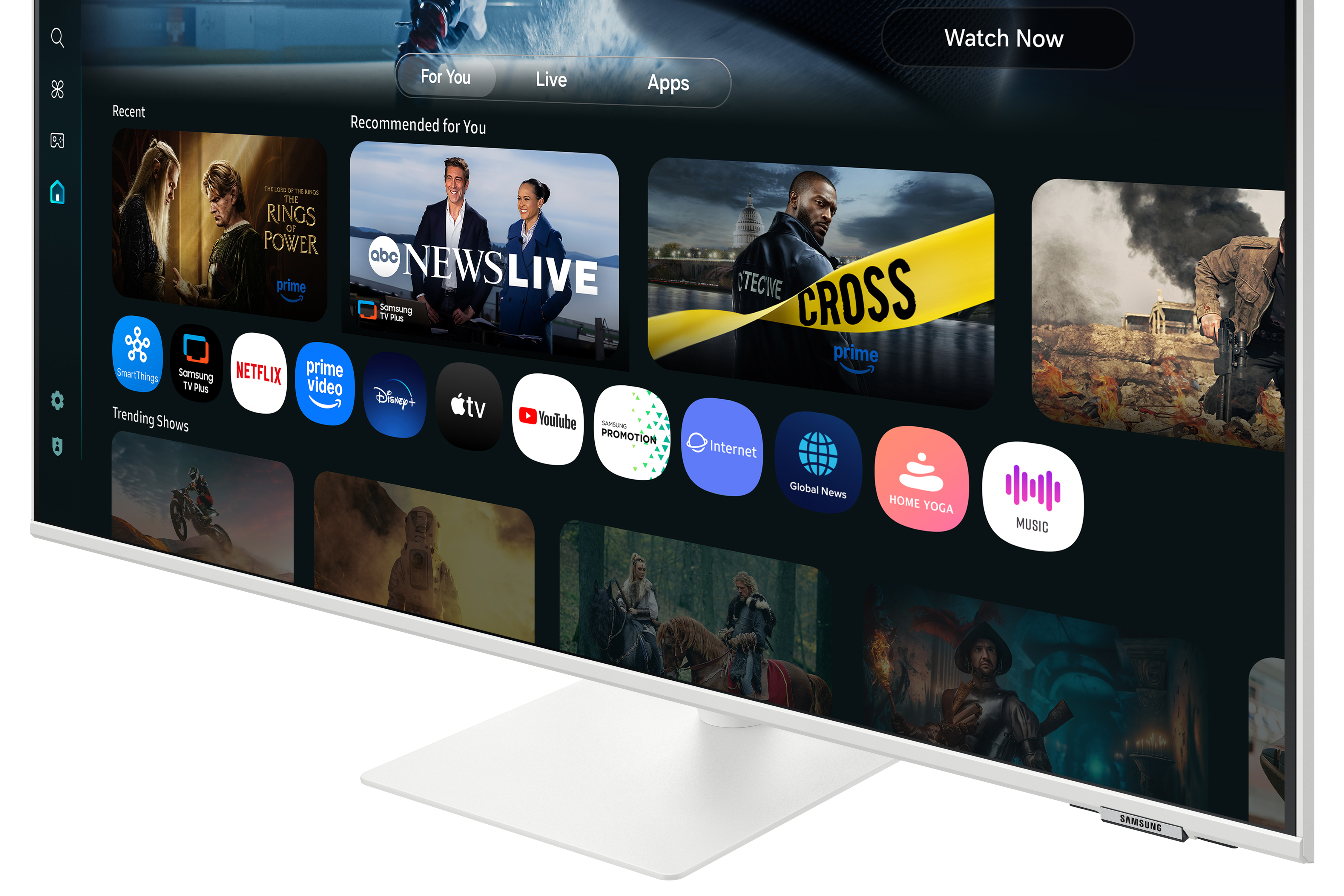 Un televisor Samsung blanco muestra una interfaz de Smart TV con iconos de aplicaciones y recomendaciones.