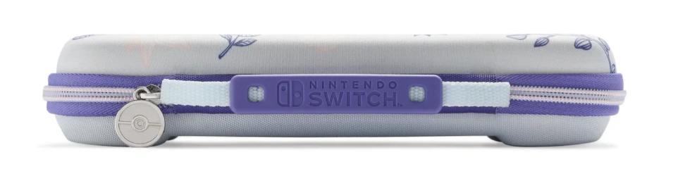 Hellblaues Nintendo Switch-Etui mit lila Reißverschluss, Griff und floralem Design. Es hat einen Pokemon-Anhänger am Reißverschluss.