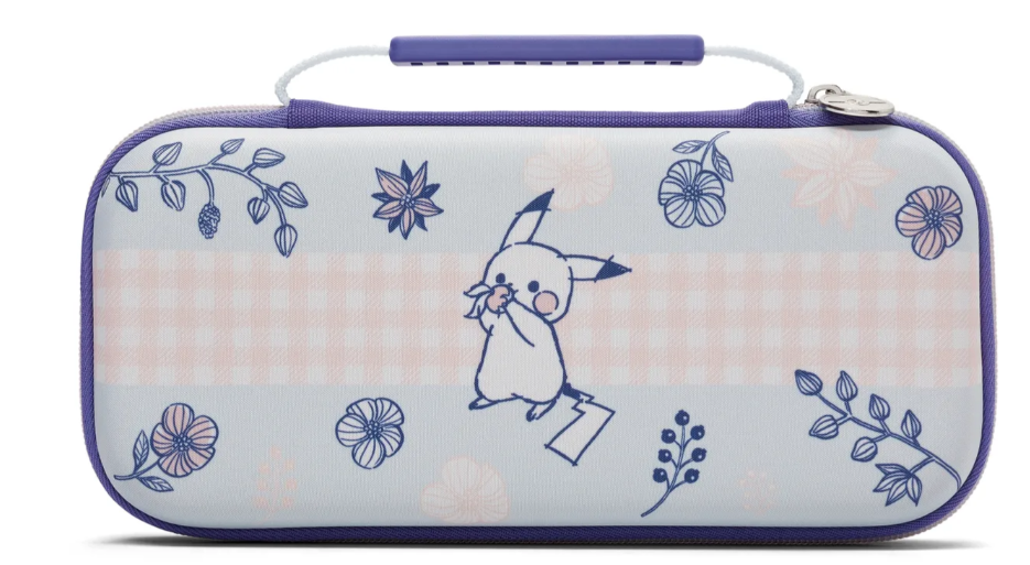 Ein hellblaues Etui mit Pikachu-Illustration, Blumen und einem lila Griff. Das Etui hat einen Reißverschluss und einen weißen Griff.