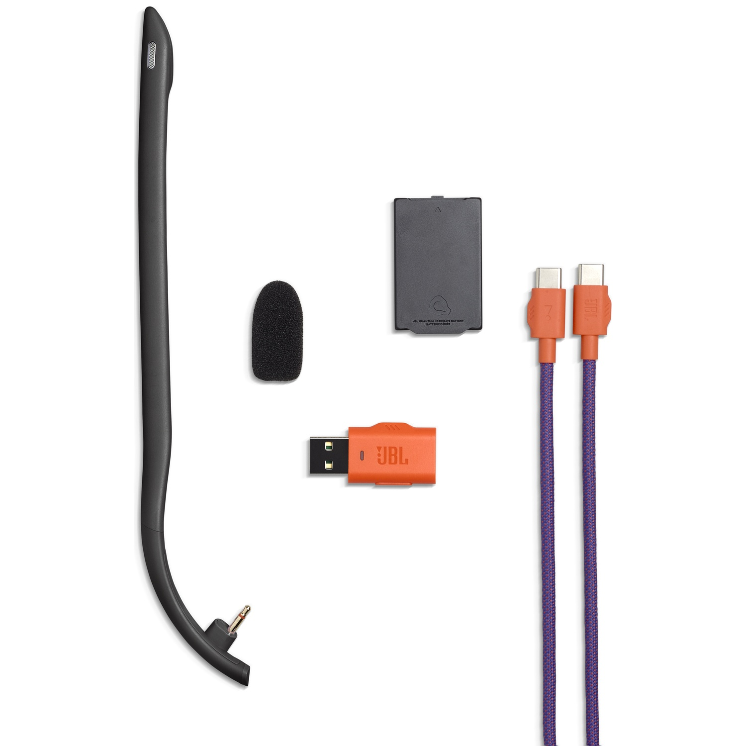 Pièces du casque de jeu JBL : micro-perche, dongle USB, batterie, câbles orange et violet. Sur fond blanc.
