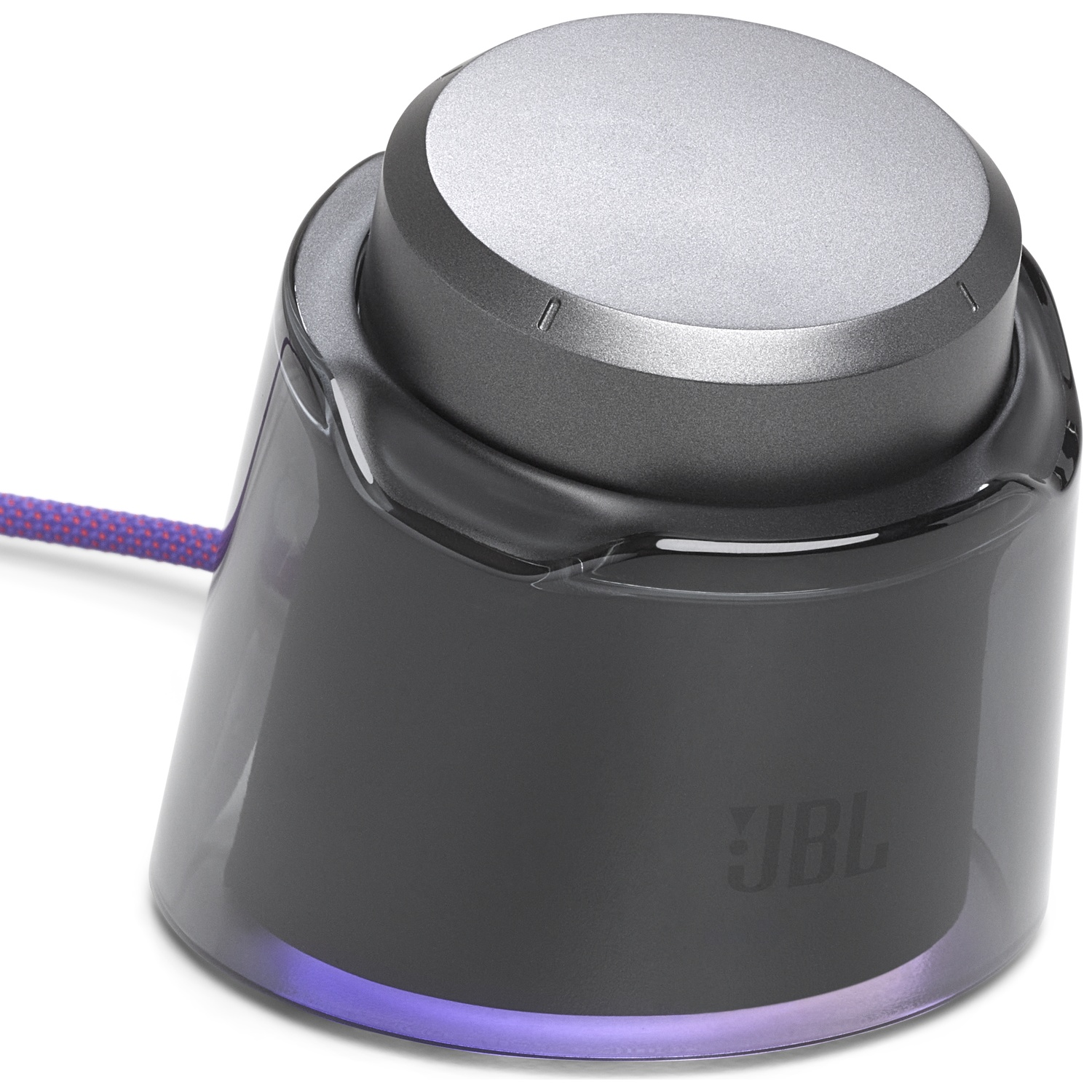 Een JBL audiobedieningsapparaat met een zilveren knop en een donkergrijze basis. Een paarse kabel is bevestigd. Het JBL-logo is zichtbaar.