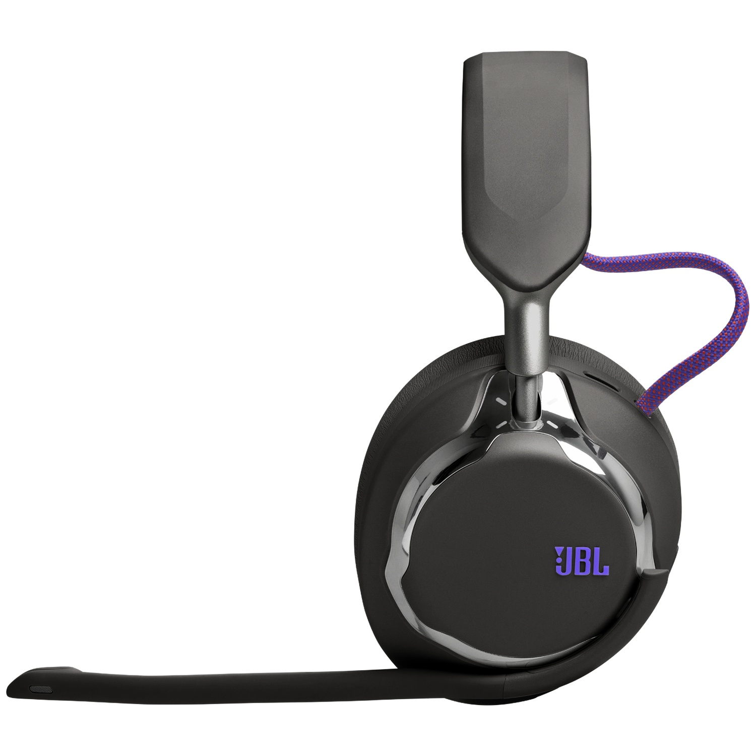 Een zwarte en zilveren JBL-headset. Het heeft een paarse en rode kabel. Het JBL-logo is zichtbaar.