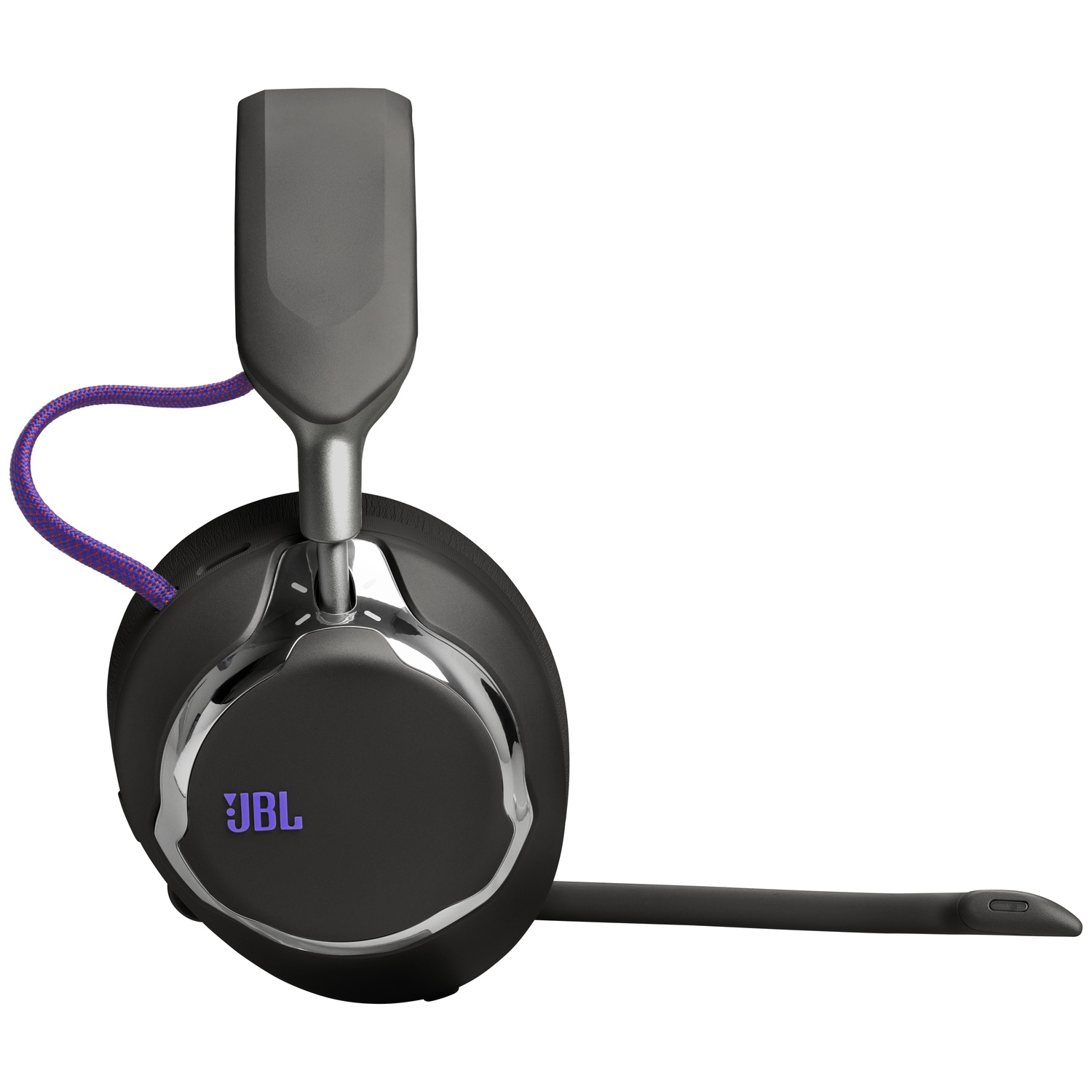 Een zwarte JBL gaming headset met een paarse en witte kabel, en een zilveren accent. Een zwarte microfoon steekt uit de linkeroorschelp.