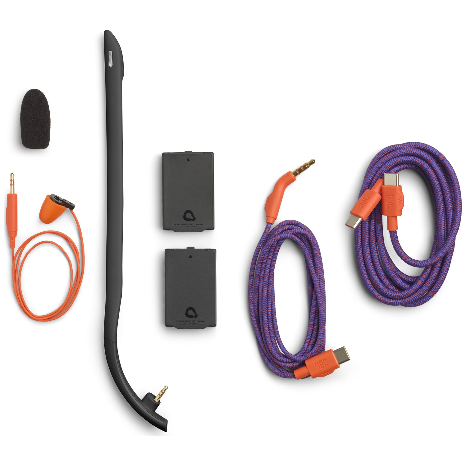 Verschillende zwarte en oranje headset componenten. Inclusief microfoon, oortelefoon, kabels en batterijen, allemaal op witte achtergrond.