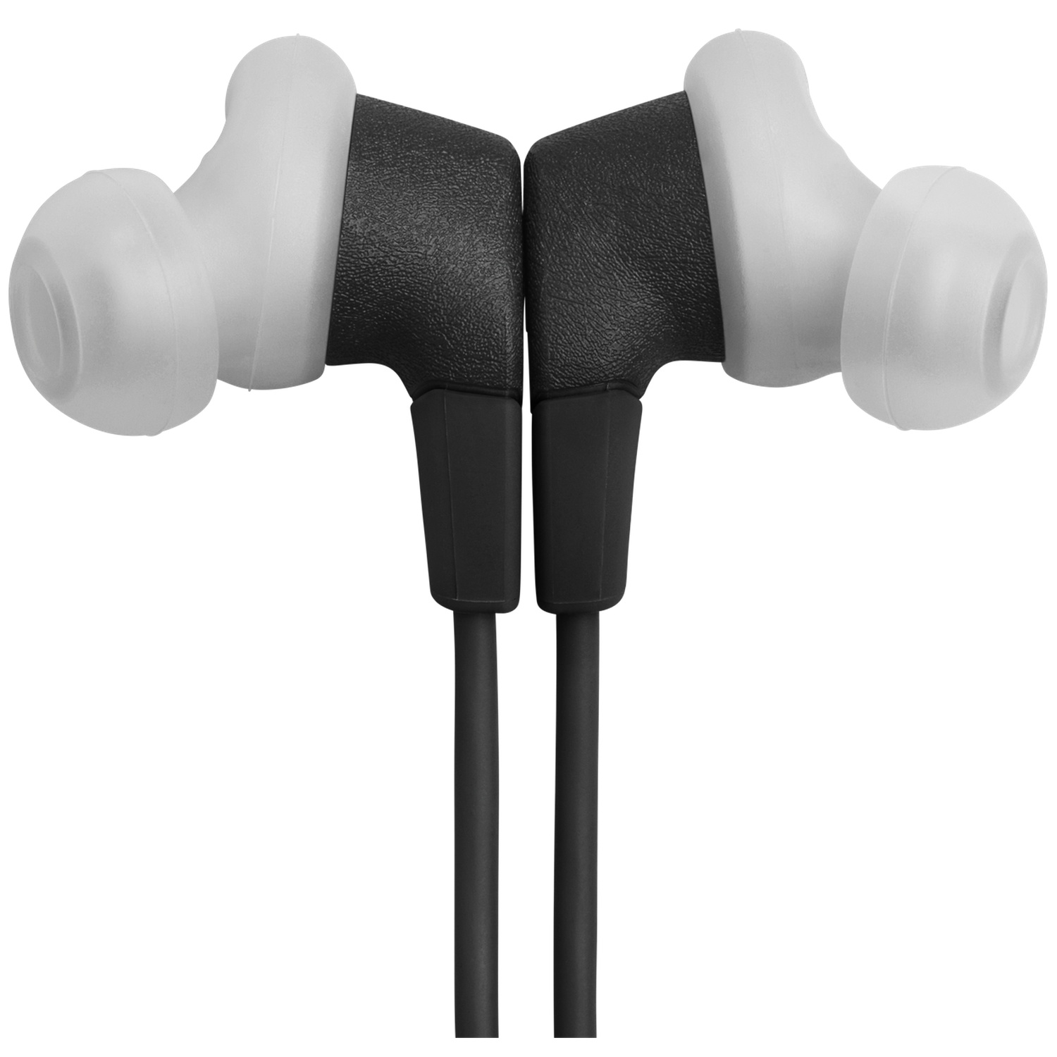 Twee zwart-witte oortelefoons, naar elkaar toe gericht. Witte oordopjes, zwarte behuizing en kabel. Geïsoleerd op witte achtergrond.