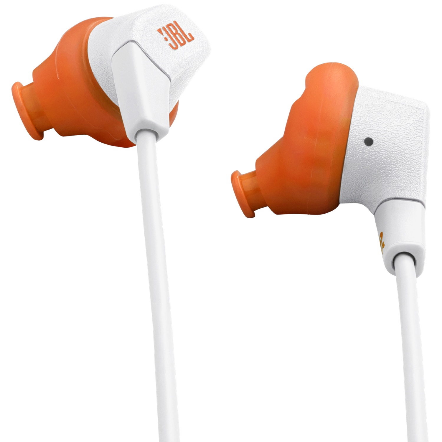 Close-up van oranje en witte JBL oortelefoons. De oortelefoons hebben een witte behuizing en oranje oortips.