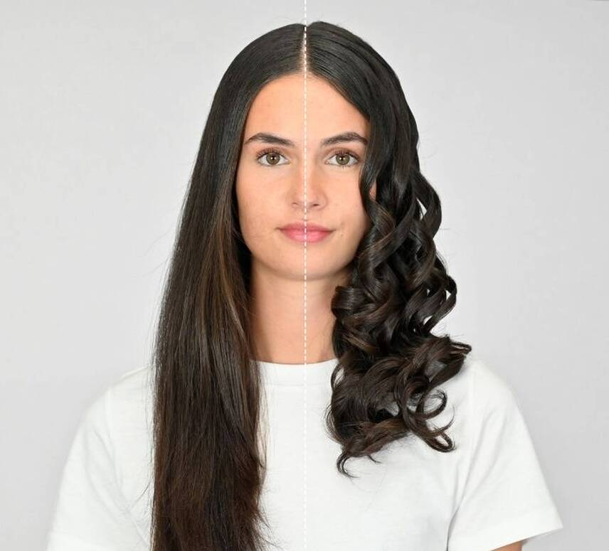 Une femme avec la moitié de ses cheveux raides et l'autre moitié bouclés, montrant les effets avant et après. Elle porte une chemise blanche, avec un fond blanc.
