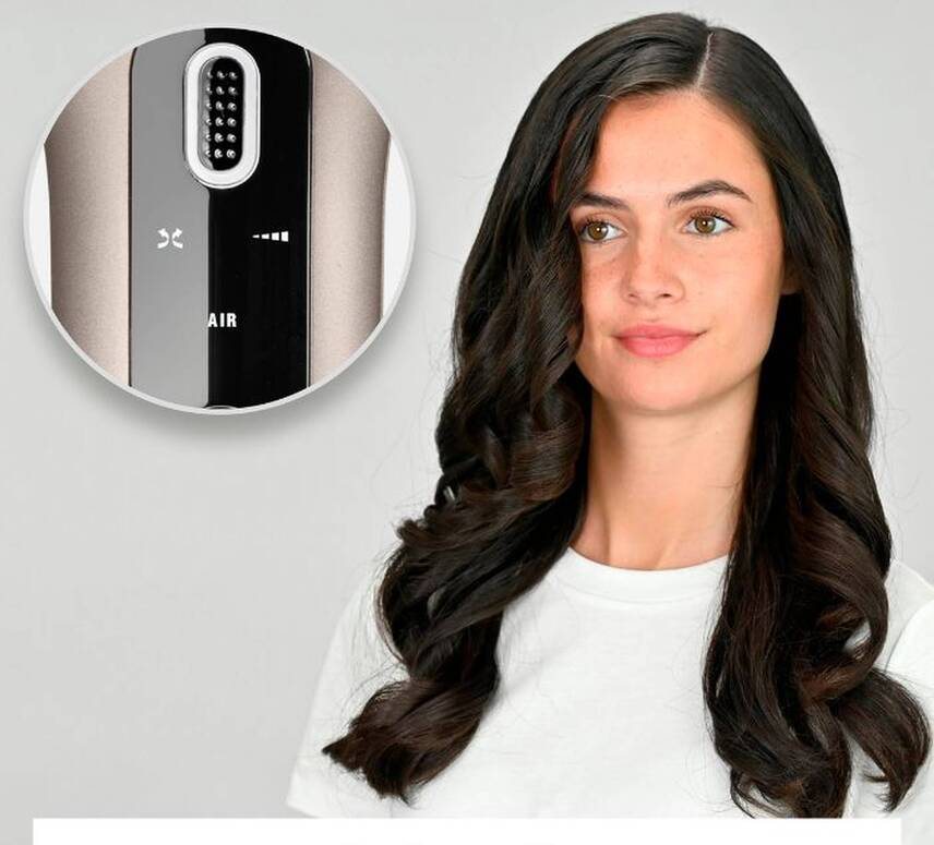 Une femme aux cheveux noirs ondulés sourit, tenant un styler. Un gros plan montre les commandes du styler, y compris le réglage 'AIR'.