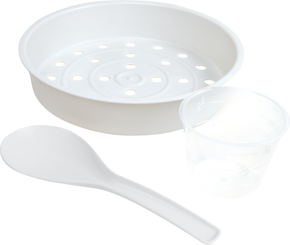 Composants blancs de cuiseur à riz : un bol fendu, une tasse à mesurer et une cuillère, le tout sur fond noir. Les objets sont rapprochés.