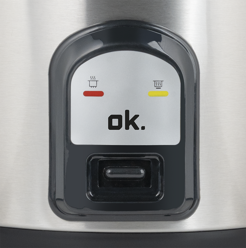 Gros plan sur le panneau de commande d'un cuiseur à riz. Il affiche le texte 'ok.', des voyants rouges et jaunes et un bouton noir.