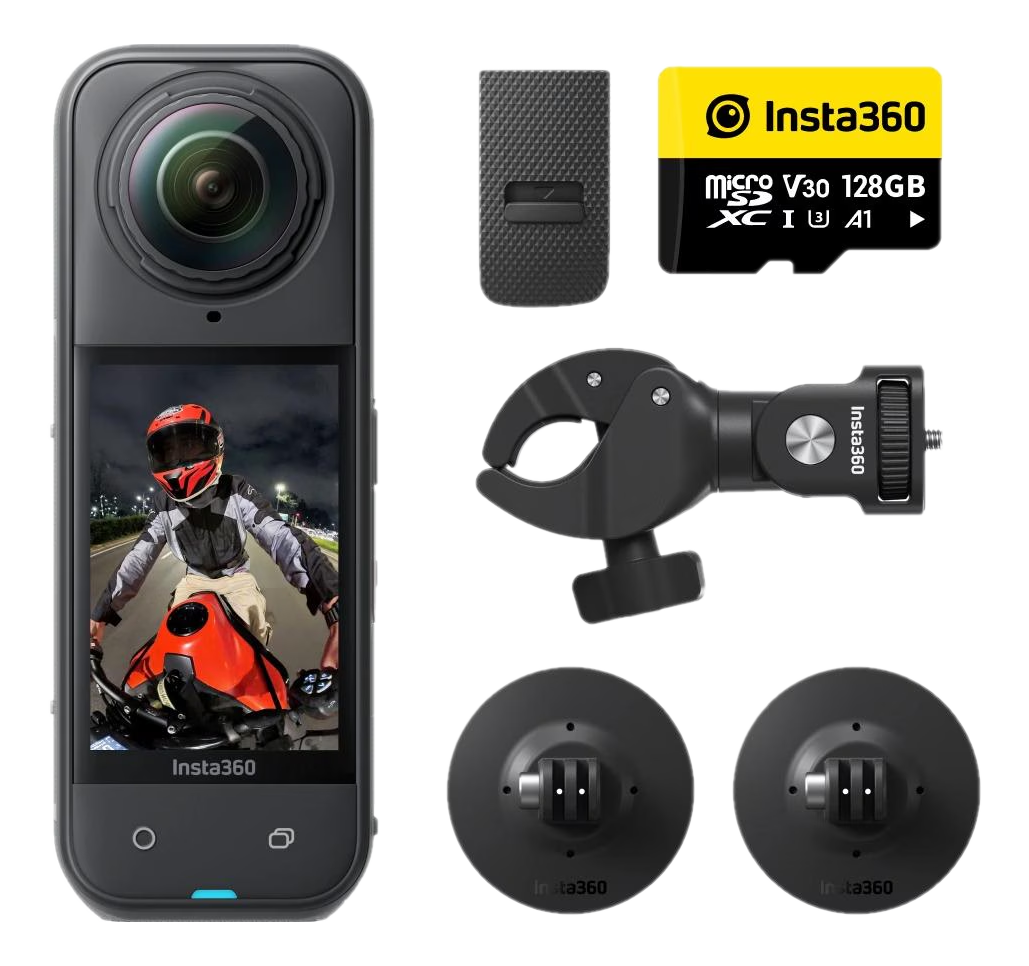 Insta360-Kamera mit Zubehör: SD-Karte, Halterung und Clips. Kamerabildschirm zeigt Motorradfahrer auf rotem Motorrad bei Nacht.