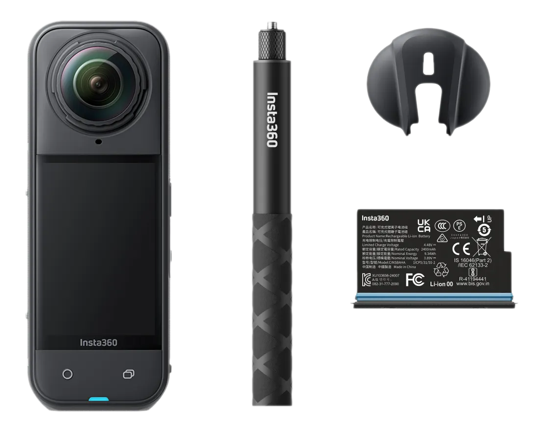 Eine schwarze Insta360-Kamera, ein Selfie-Stick, ein Akku und eine Hülle werden vor schwarzem Hintergrund angezeigt.