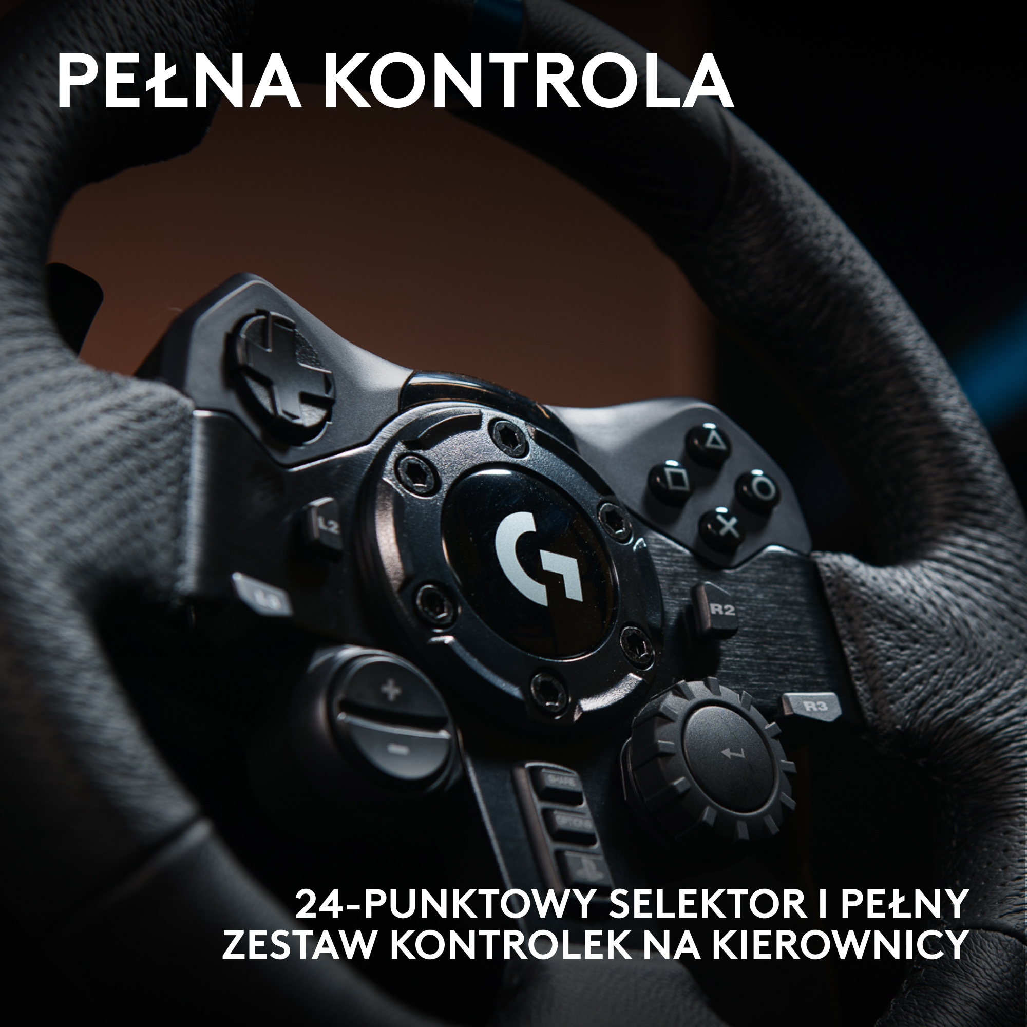 Zbliżenie czarnej kierownicy wyścigowej z przyciskami, pokrętłami i widocznym logo 'G'. Tekst: 'Pełna kontrola'.