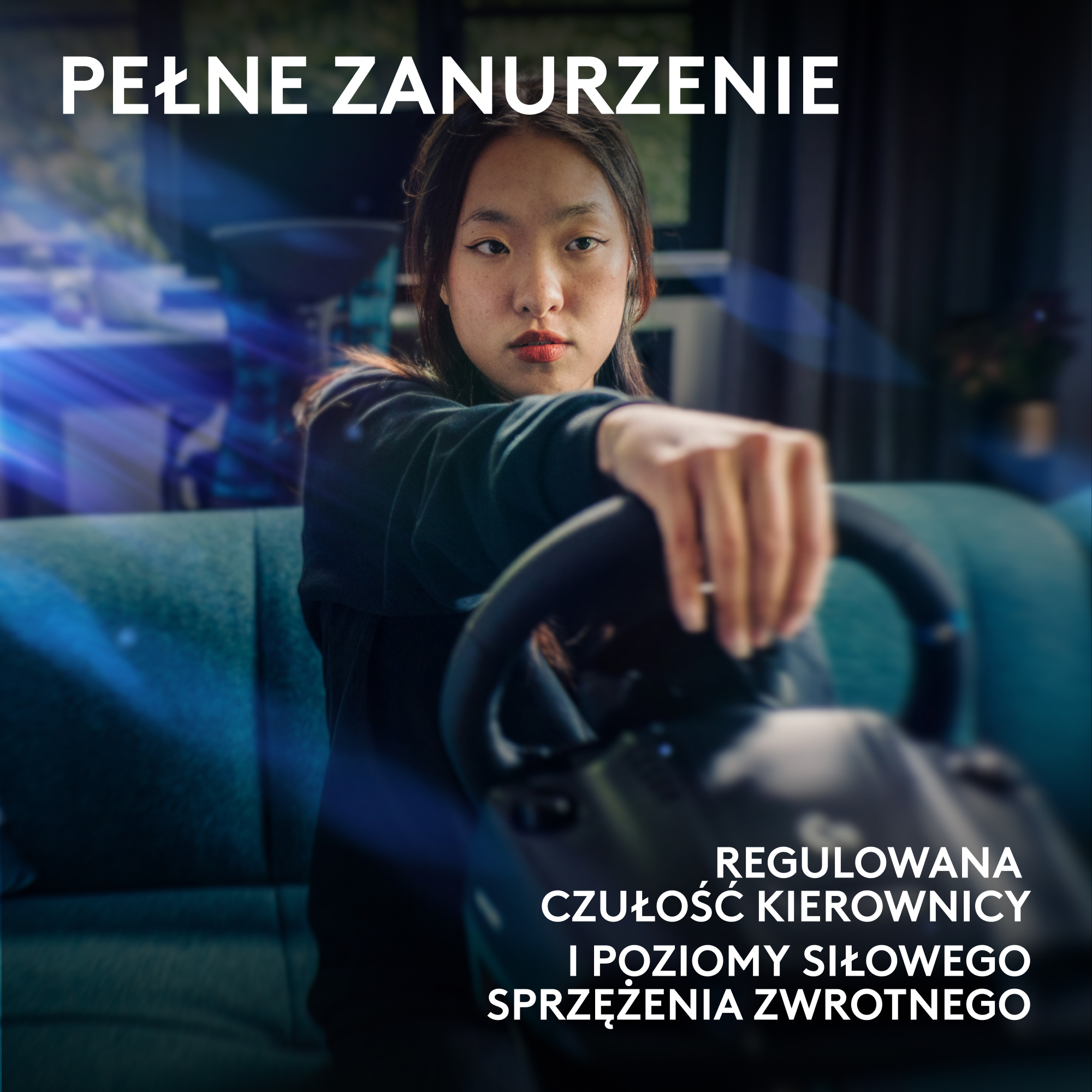 Kobieta trzyma kierownicę z tekstem o regulowanej czułości i sprzężeniu zwrotnym.