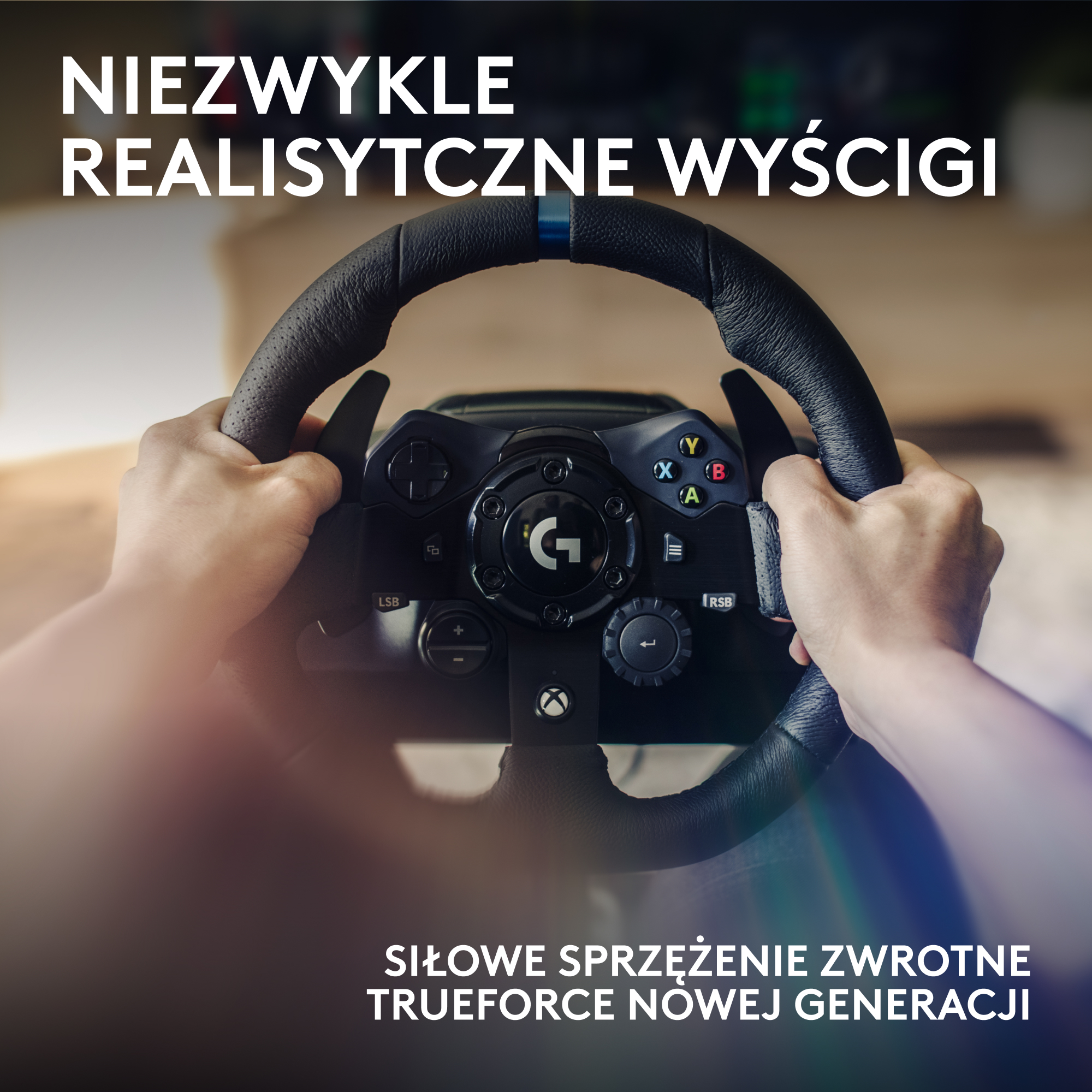Ręce trzymające czarną kierownicę z przyciskami. Obraz ma tekst w języku polskim na górze i na dole.