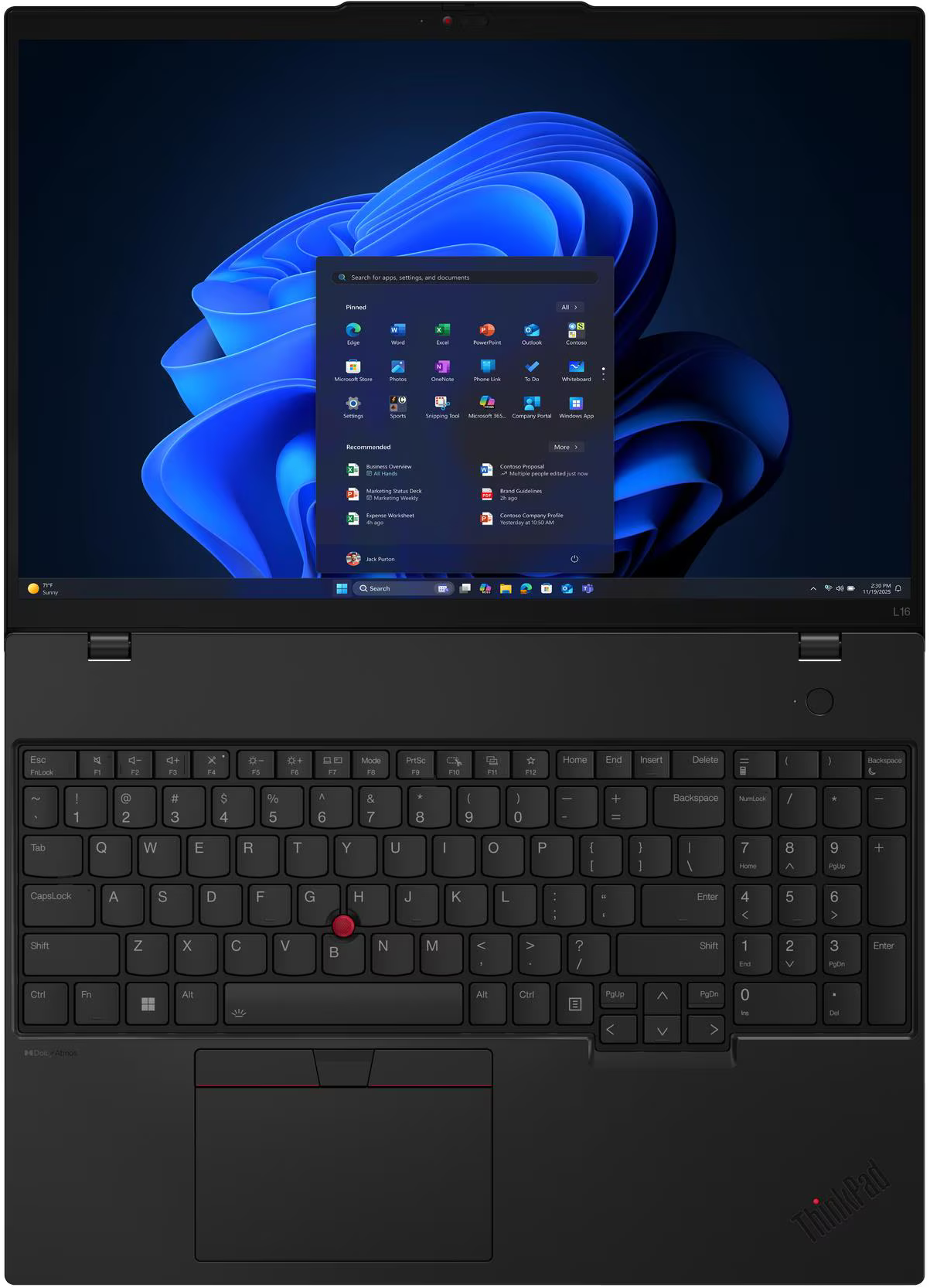 Fekete laptop az asztalon. A Windows 11 felülete nyitva van. A billentyűzet látható, és egy érintőpad van a gombok alatt.