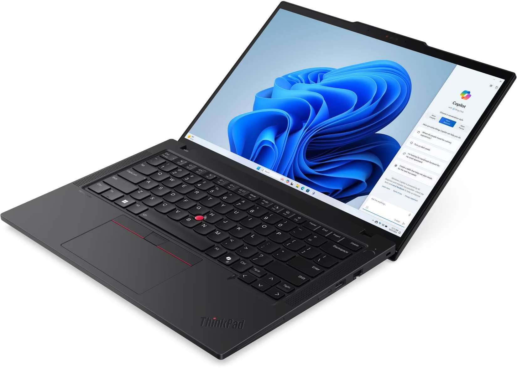 Fekete ThinkPad laptop nyitva, billentyűzetet és képernyőt mutat. A képernyő kék absztrakt képet és Copilot felületet jelenít meg.