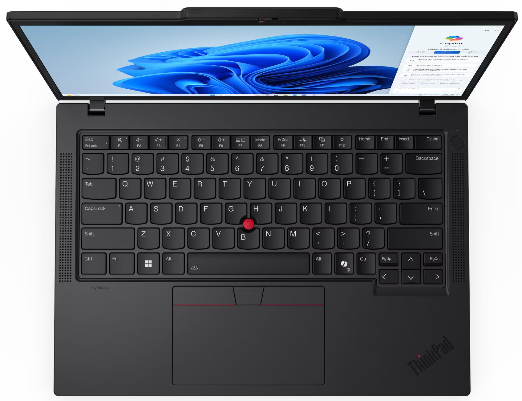Egy fekete ThinkPad laptop nyitva van, a Copilot felületét mutatja. A billentyűzet látható, piros trackpointtal.