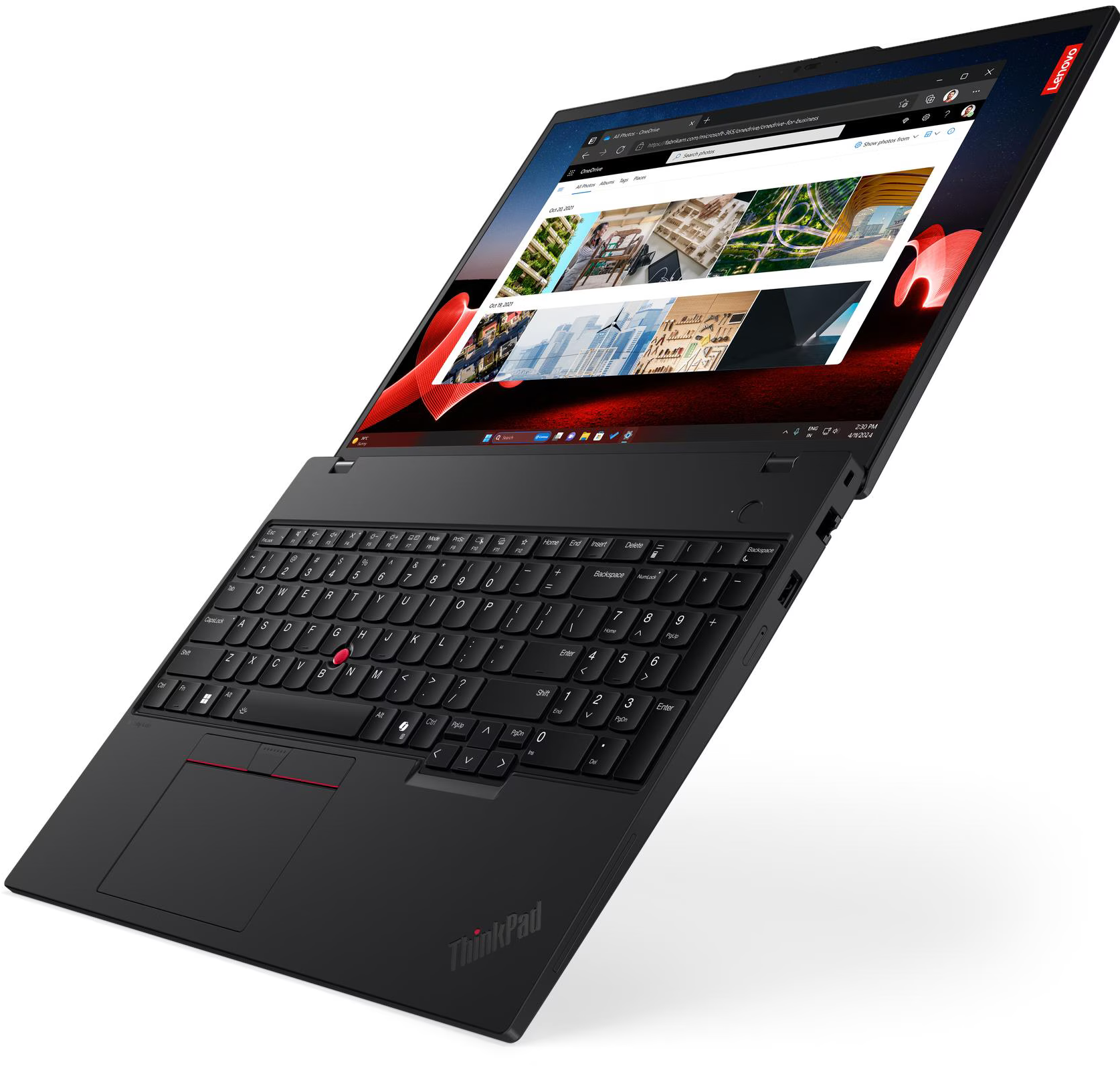 Fekete ThinkPad laptop, nyitva, weboldalt mutat képekkel. Piros részletek a billentyűzeten és a logón. Fehér háttér.
