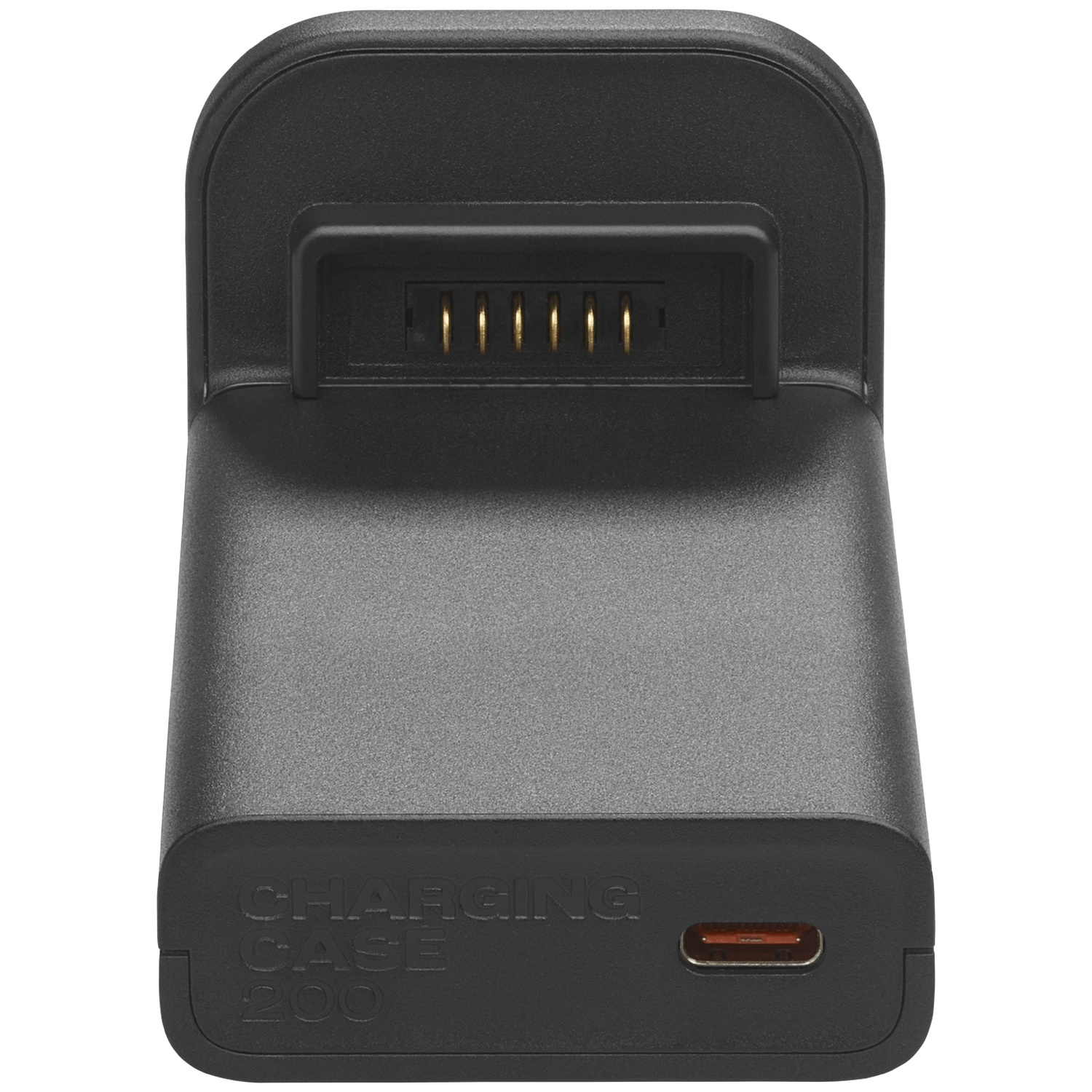 Een zwarte oplaadcase met tekst "CHARGING CASE 200", USB-C-poort en een oplaaddock met gouden pinnen.